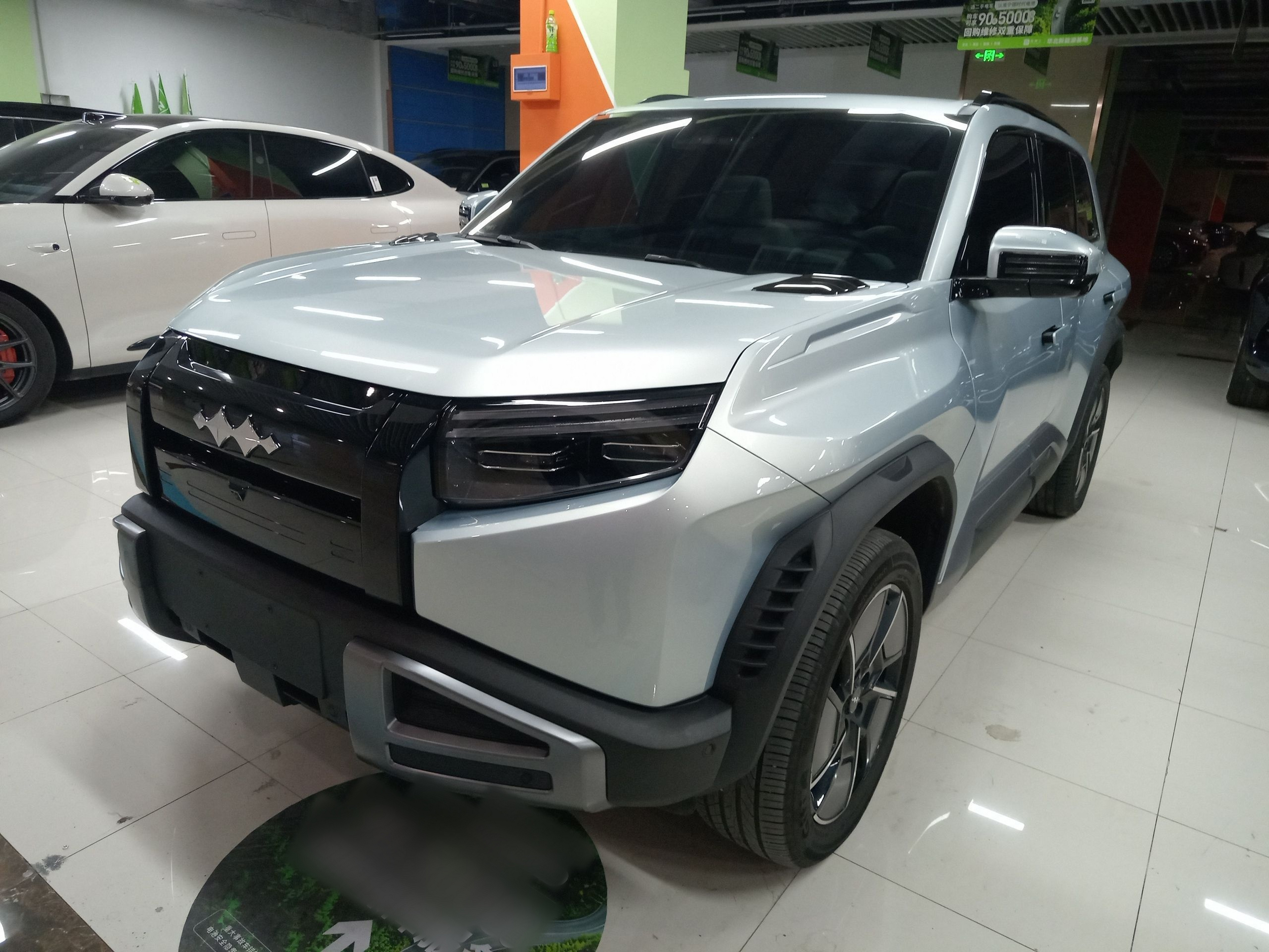 تحت مقدمة السيارة