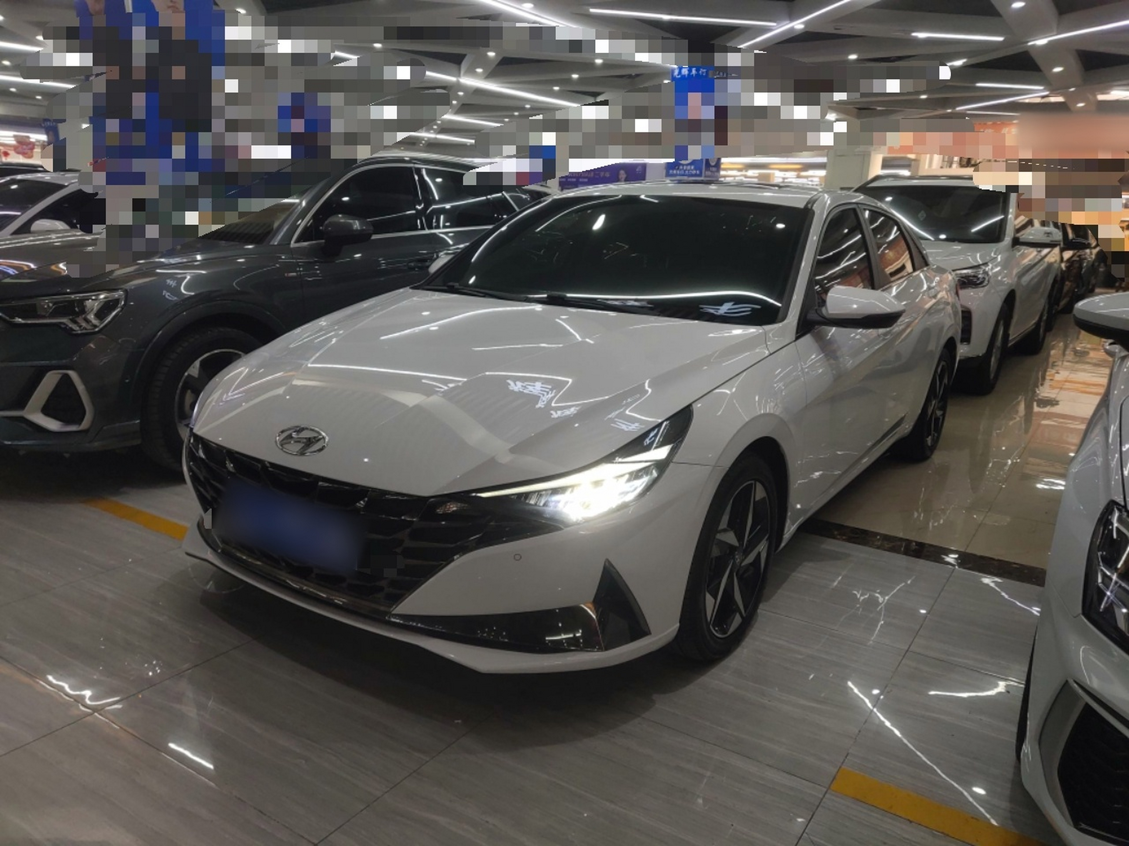 تحت مقدمة السيارة