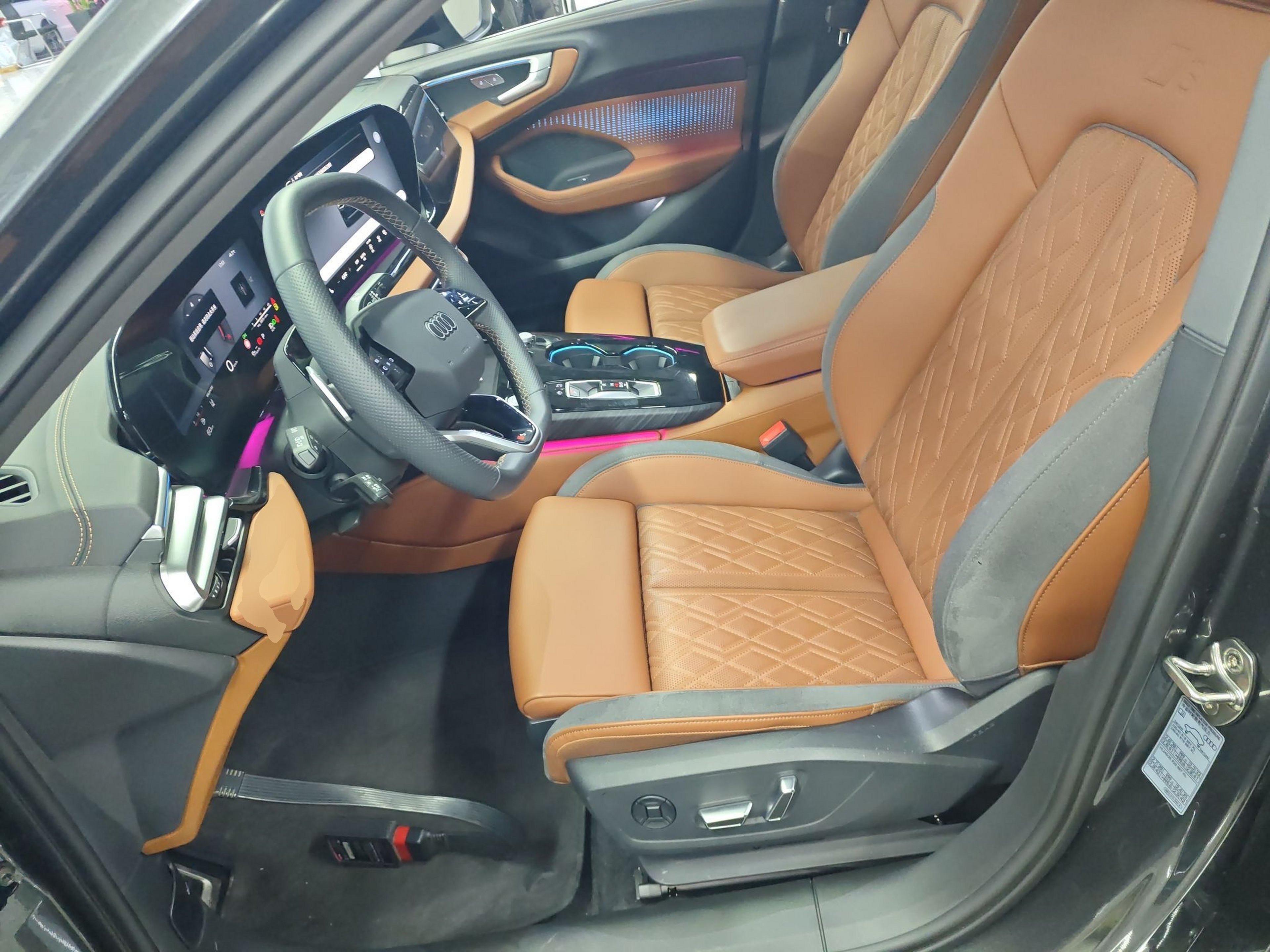 المقاعد الأمامية داخل السيارة