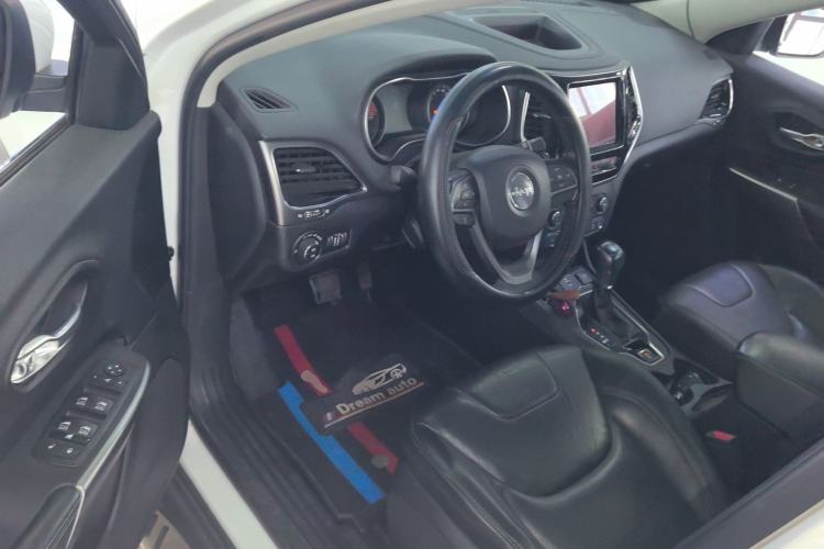 Used  Cherokee 2019 2.0T Two-Wheel Drive Smart Enjoyment Version China V
