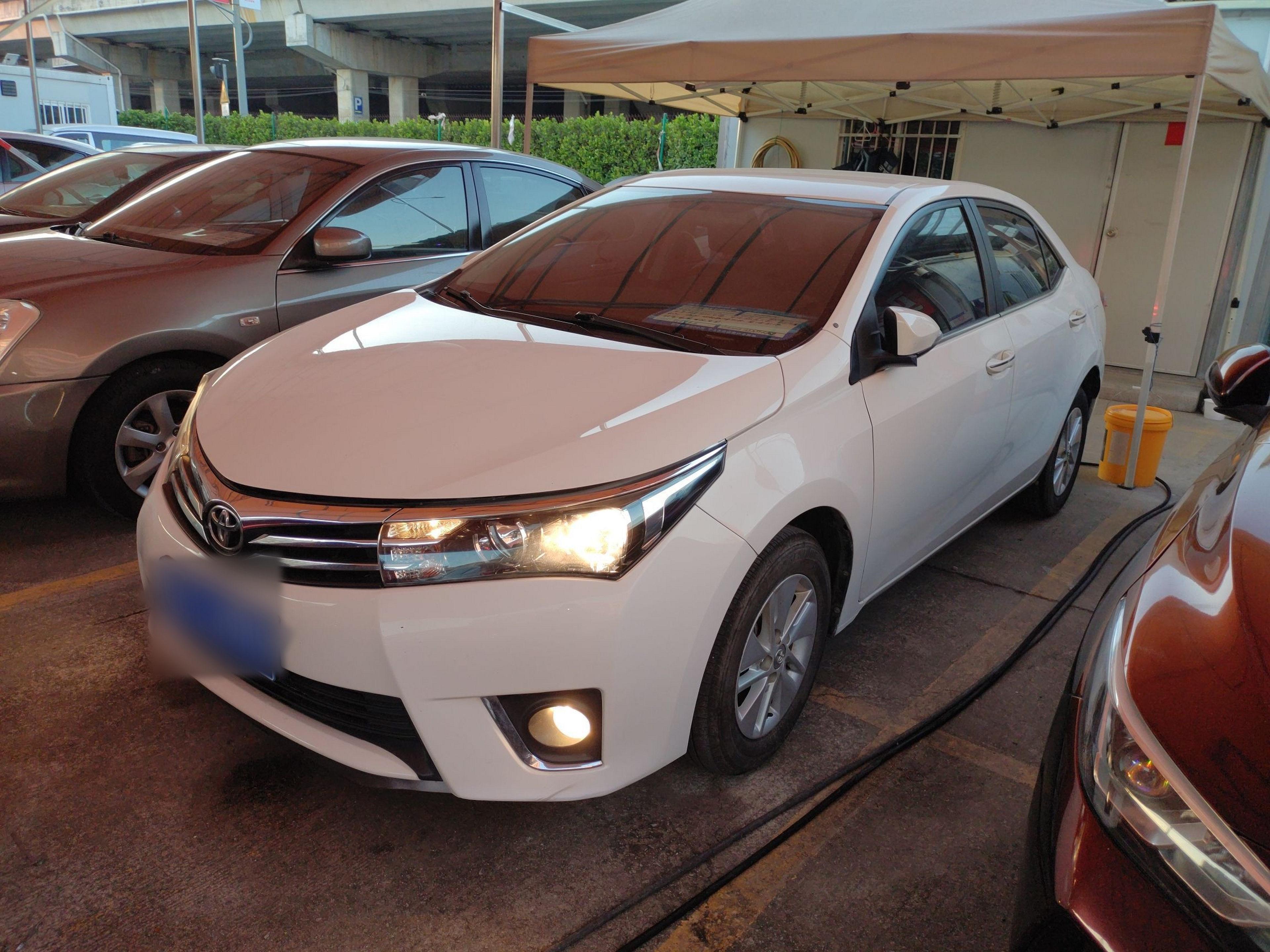 تحت مقدمة السيارة