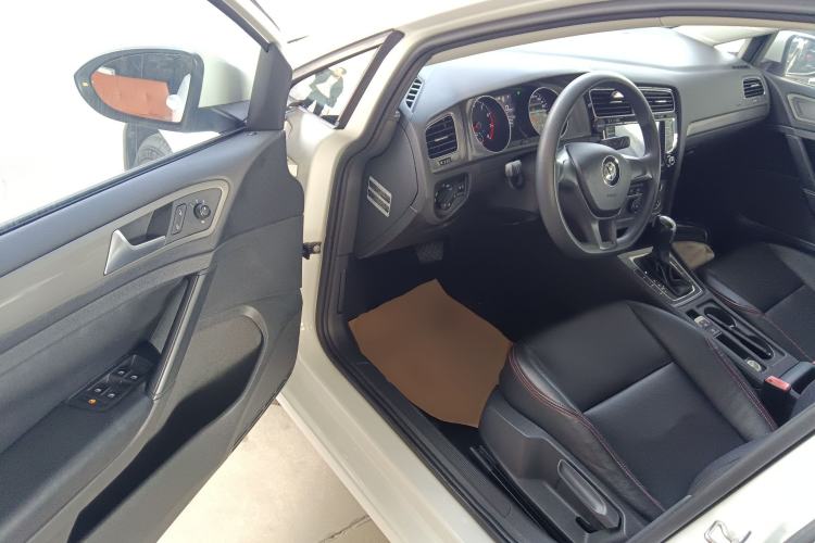 Used Volkswagen Golf 2015 1.6L Automatic Fashion Model
