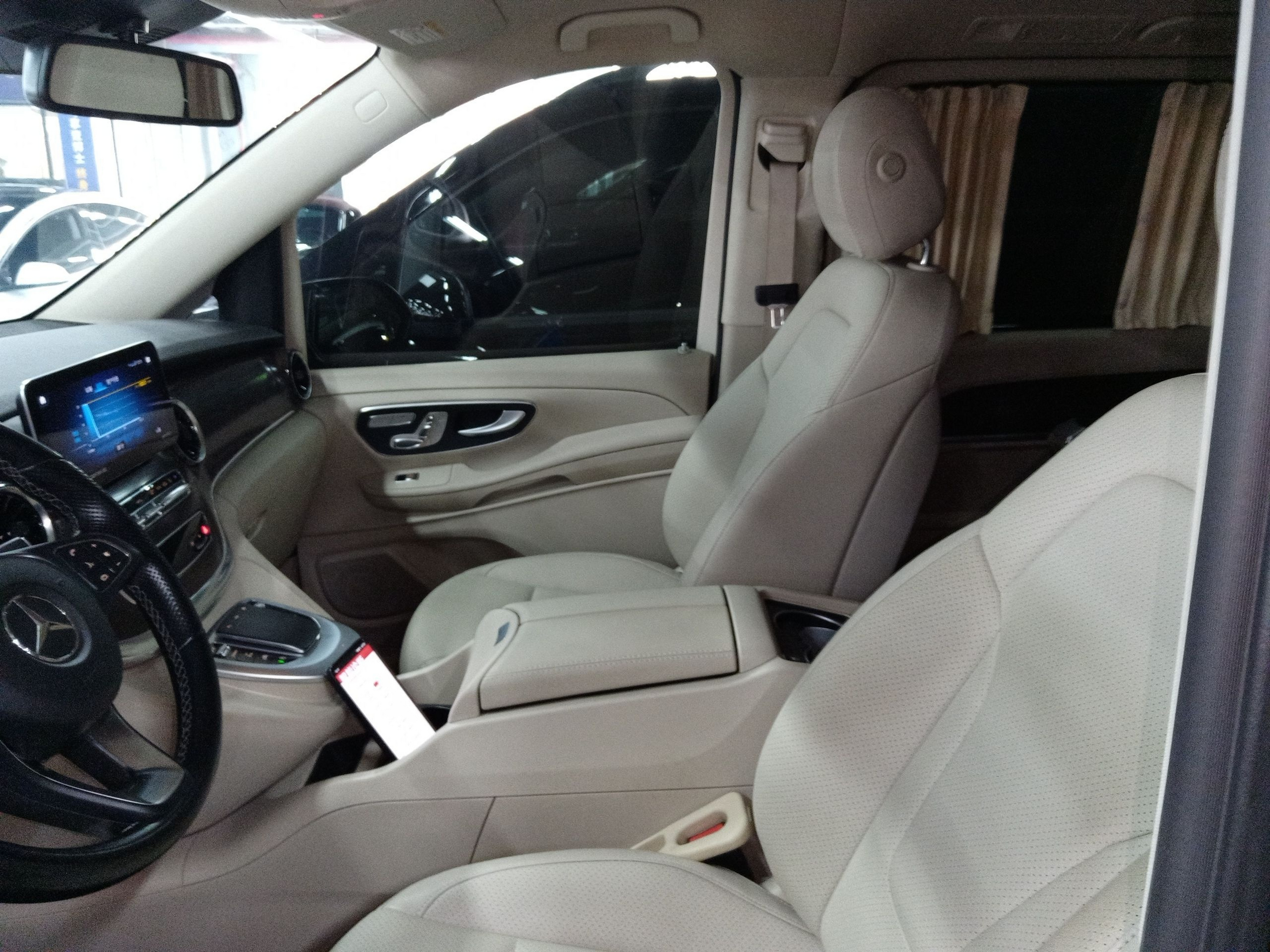 المقاعد الأمامية داخل السيارة