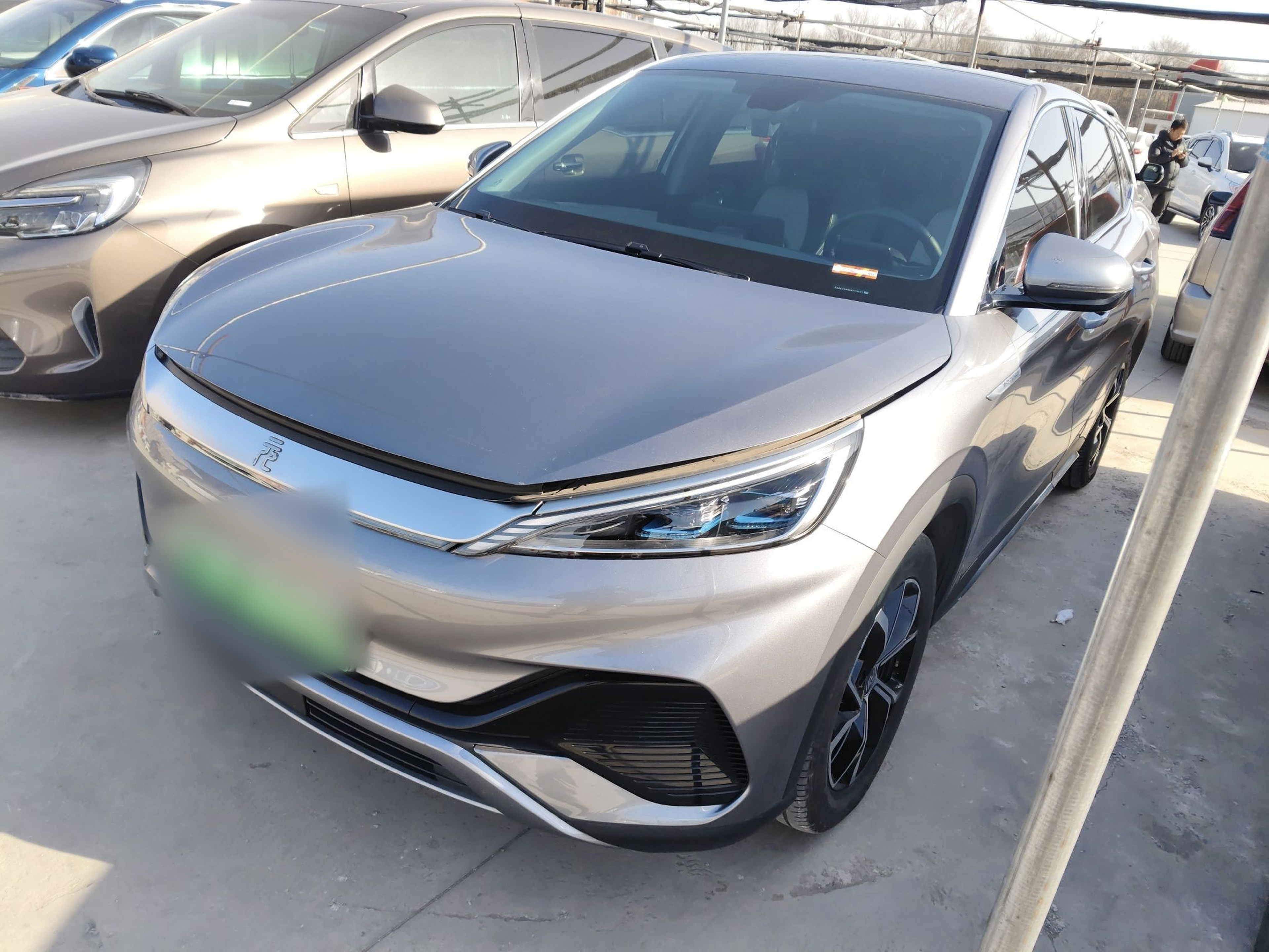 تحت مقدمة السيارة