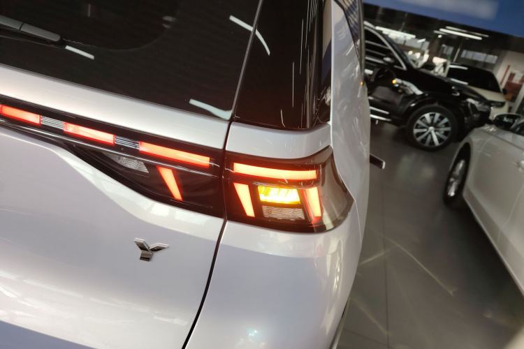 Used AION Y 2022 70 Tech Edition Lithium Iron Phosphate
