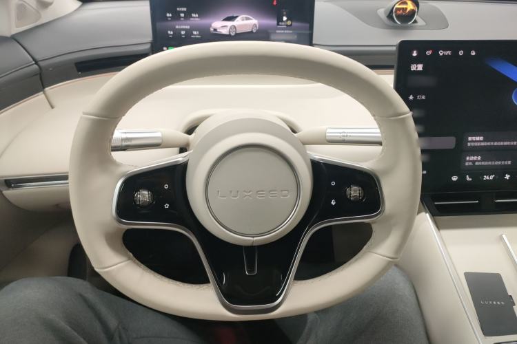 Used Hima Luxeed S7 2025 855 km Max
