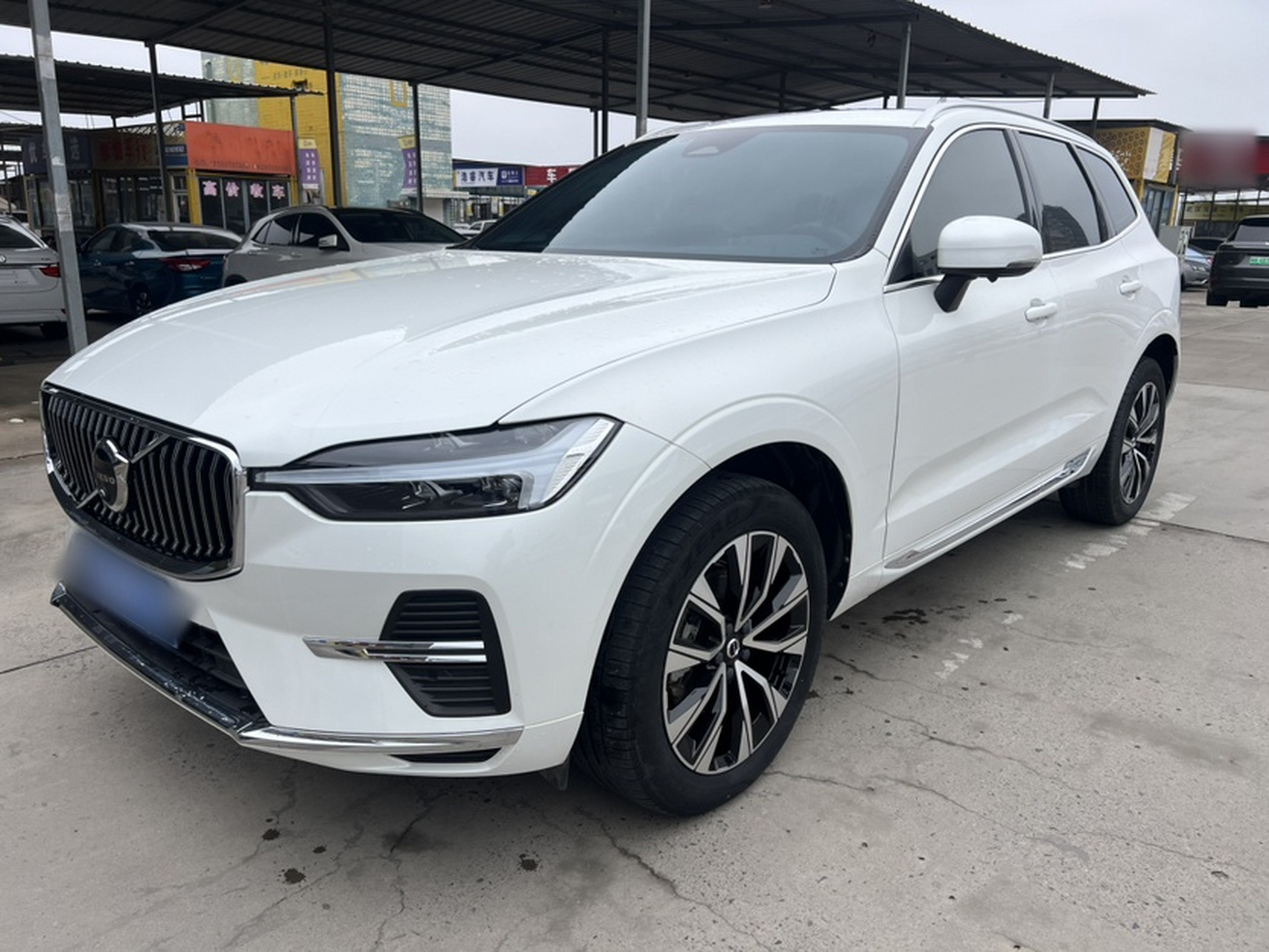 Под передней частью автомобиля