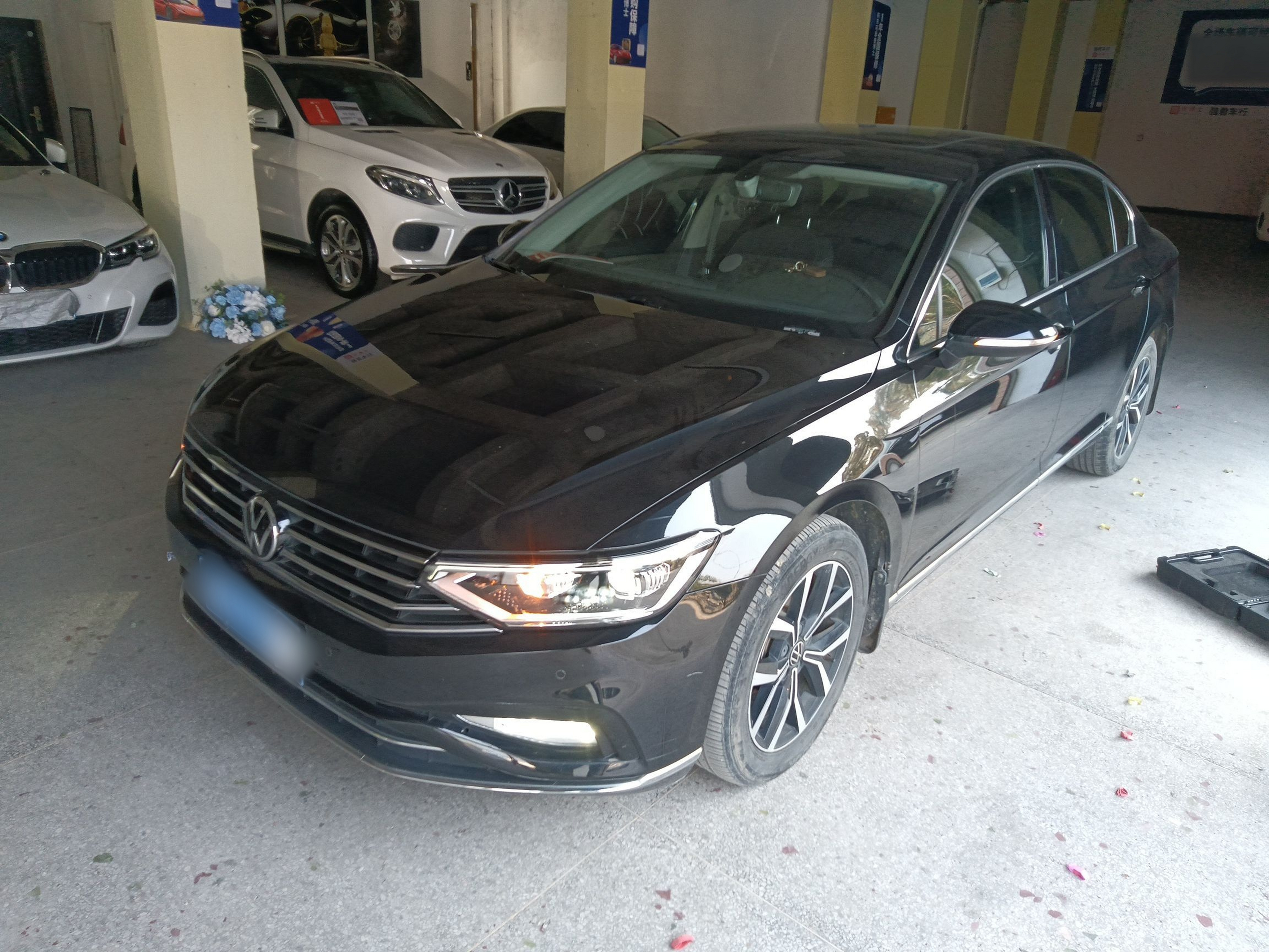 تحت مقدمة السيارة