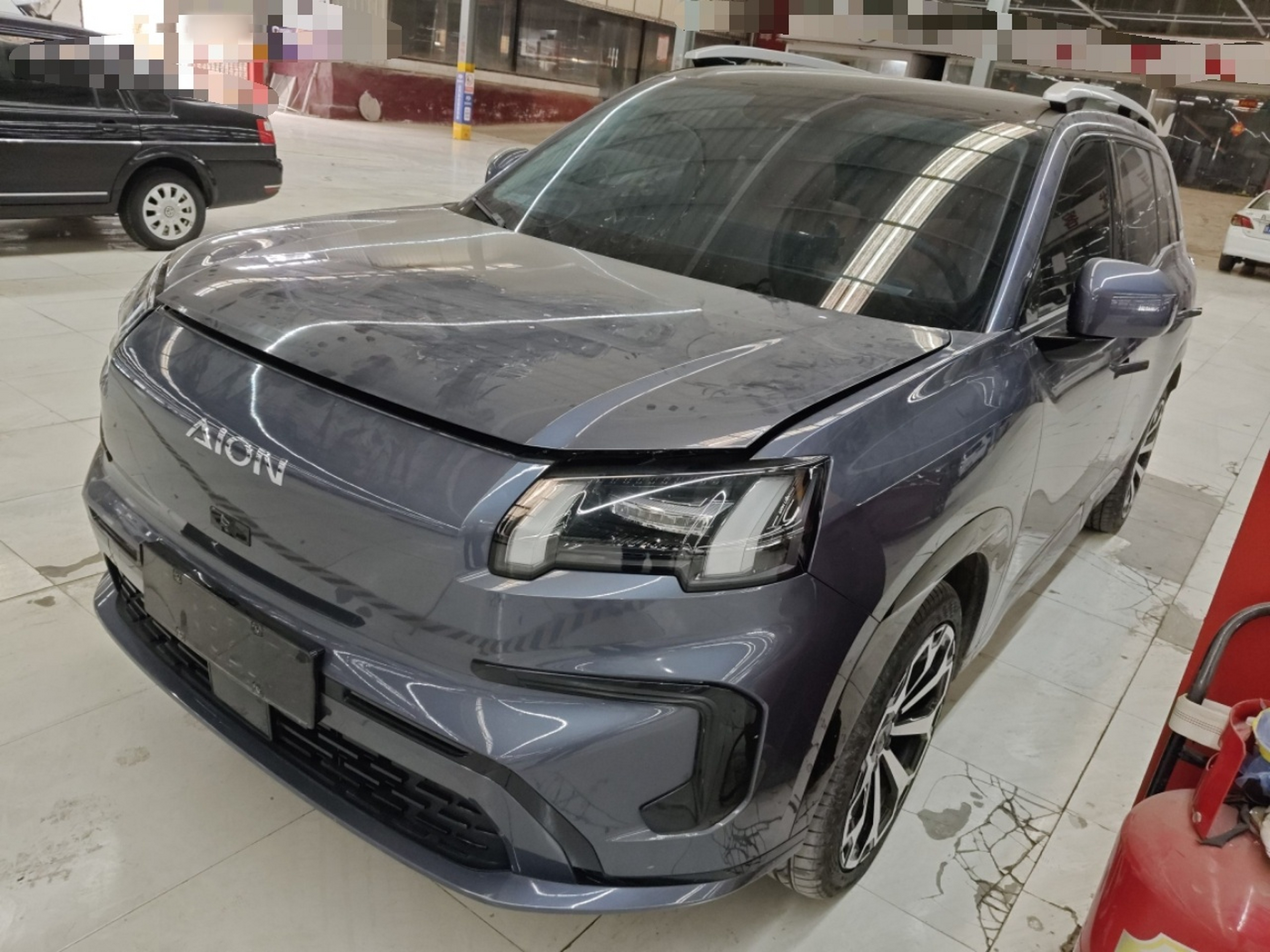 Под передней частью автомобиля