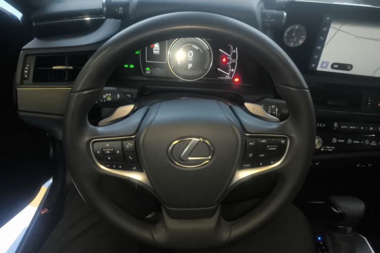 Used Lexus ES 2022 300h Deluxe Edition
