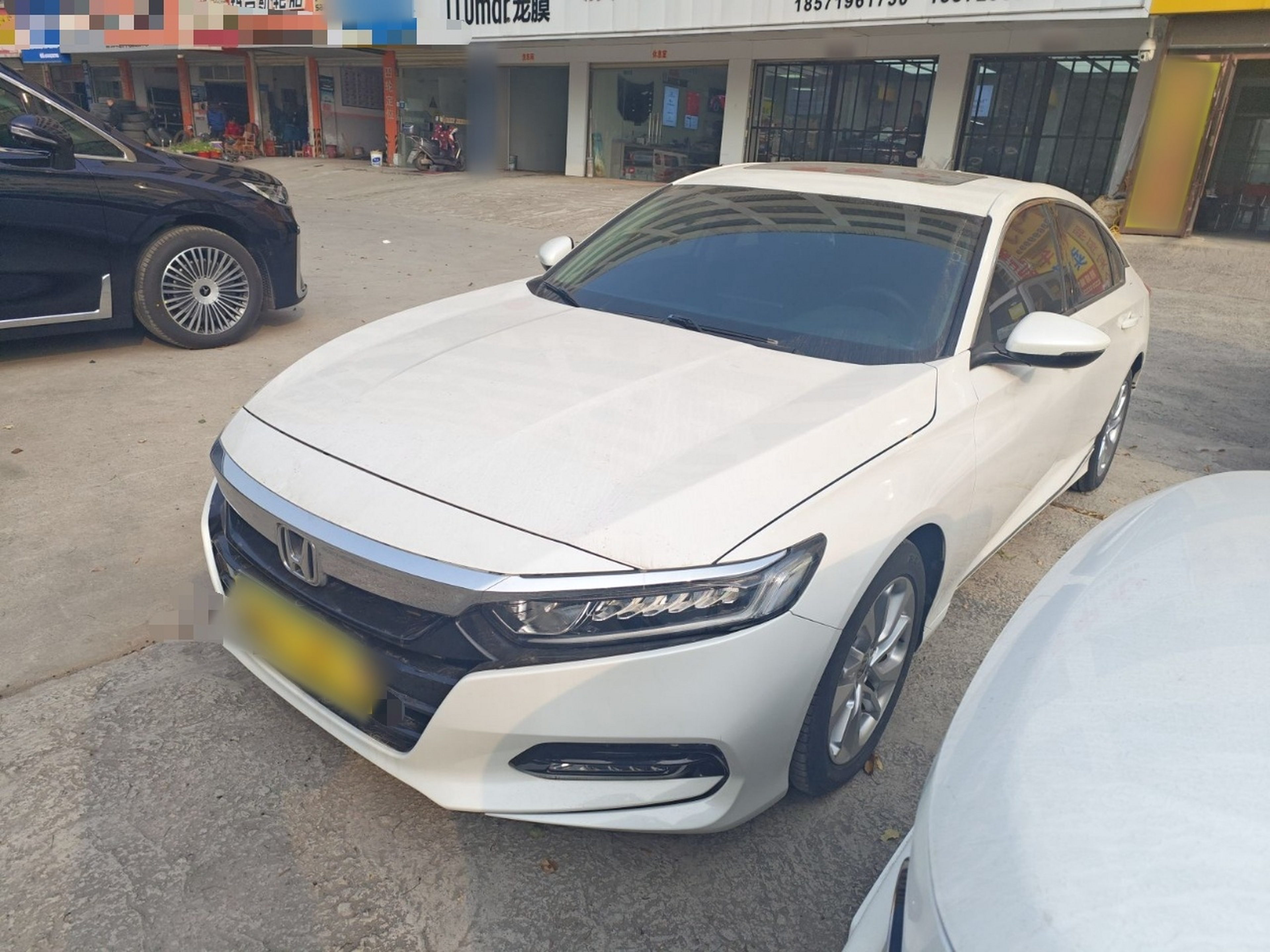 تحت مقدمة السيارة