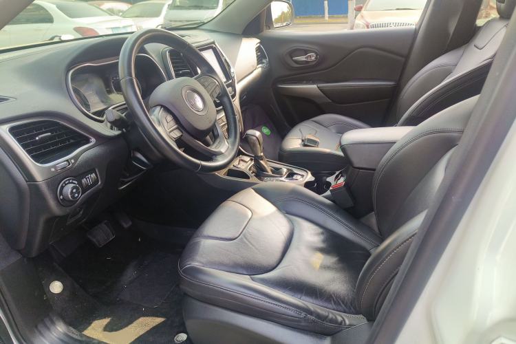 Used  Cherokee 2019 2.0T Two-Wheel Drive Smart Enjoyment Version China V
