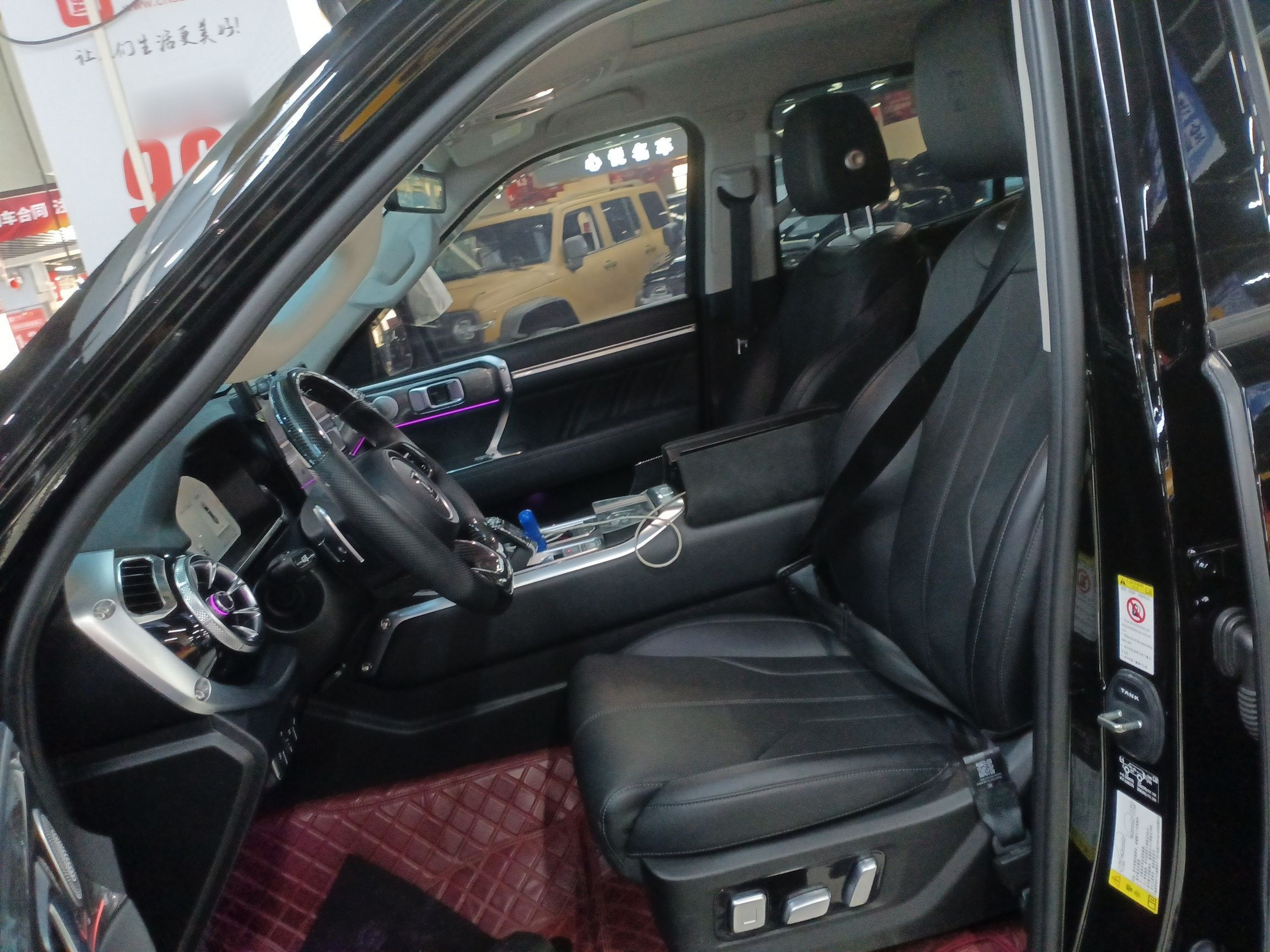 المقاعد الأمامية داخل السيارة