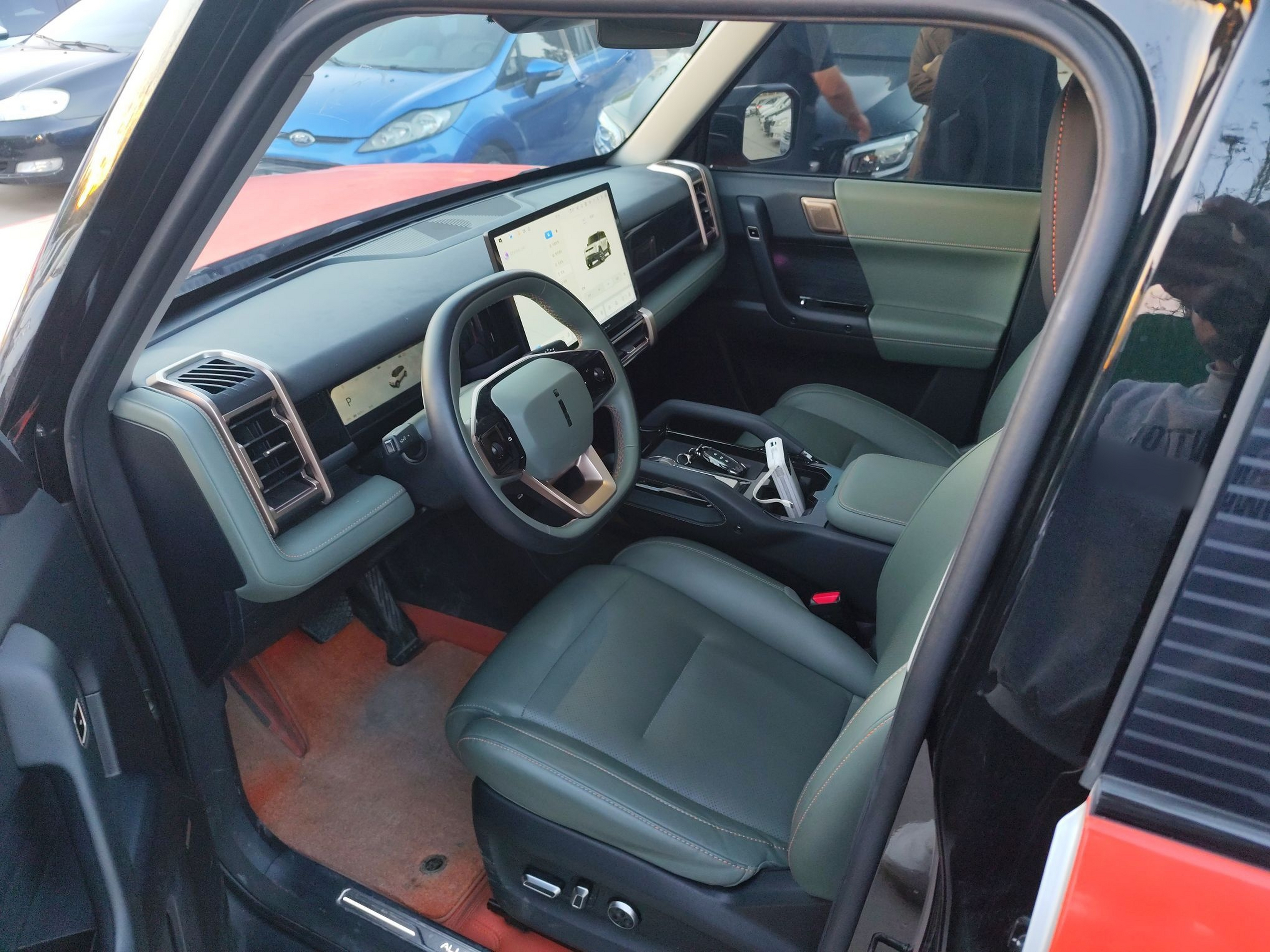 المقاعد الأمامية داخل السيارة