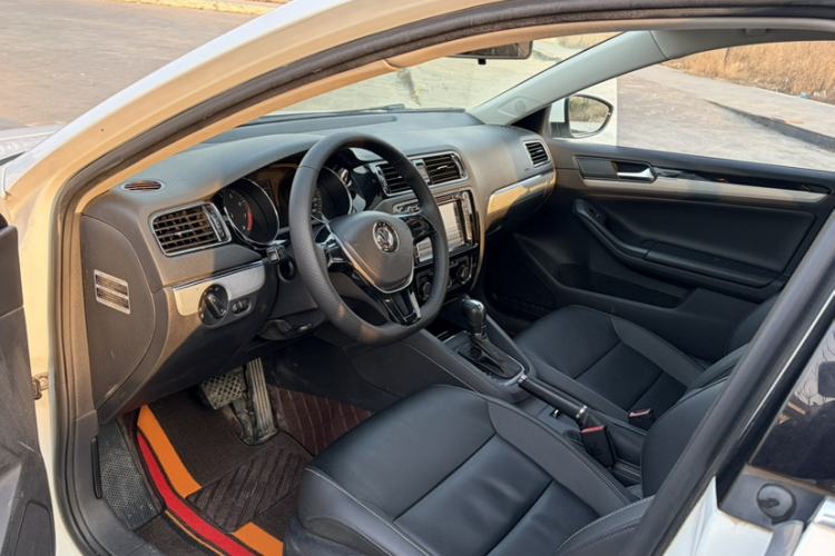 Used Volkswagen Sagitar 2015 1.6L Automatic Comfort Model
