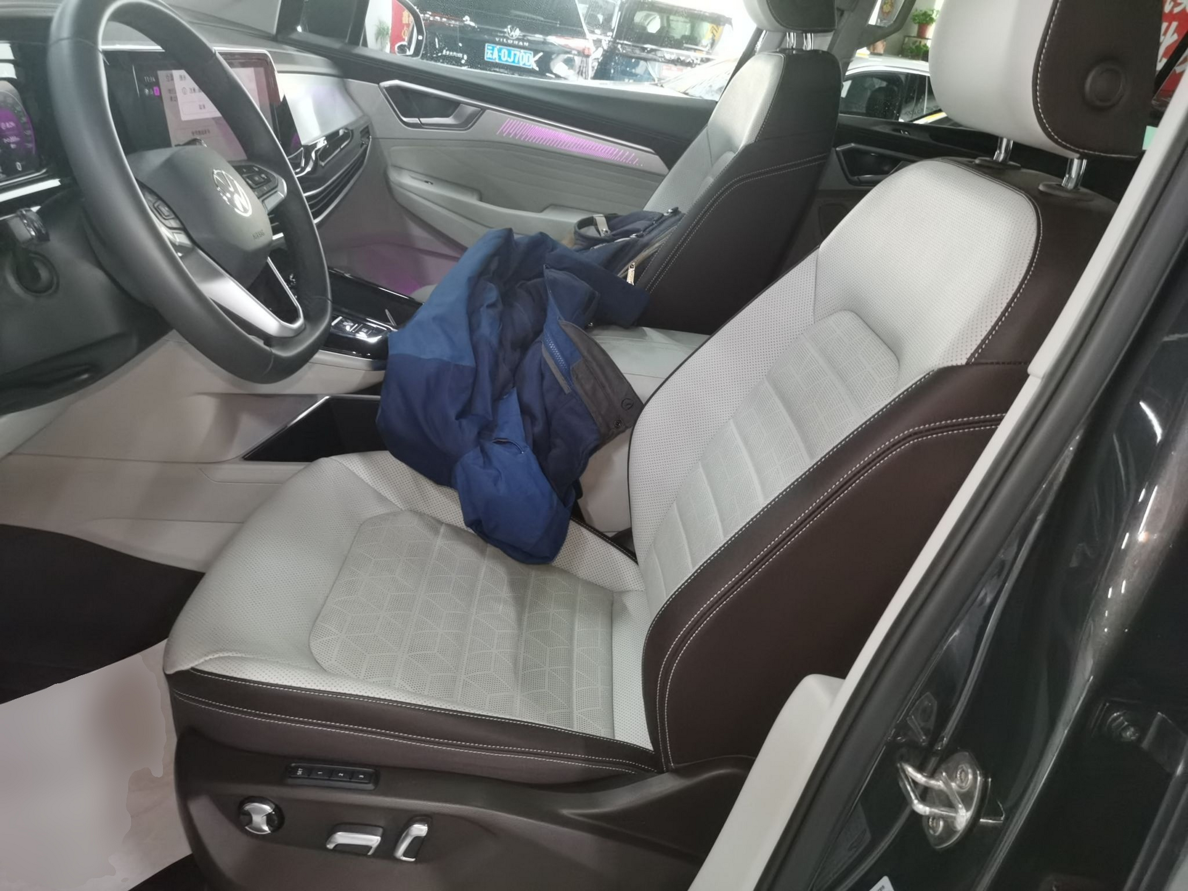 المقاعد الأمامية داخل السيارة