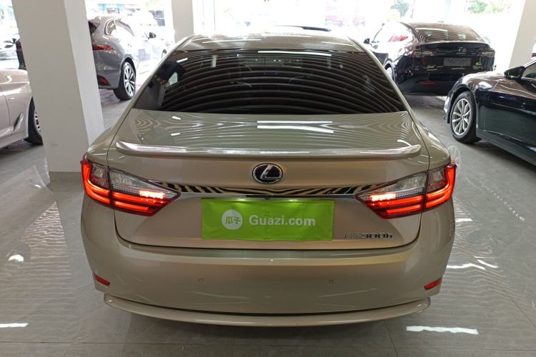 Used Lexus ES 2015 300h Comfort Edition

