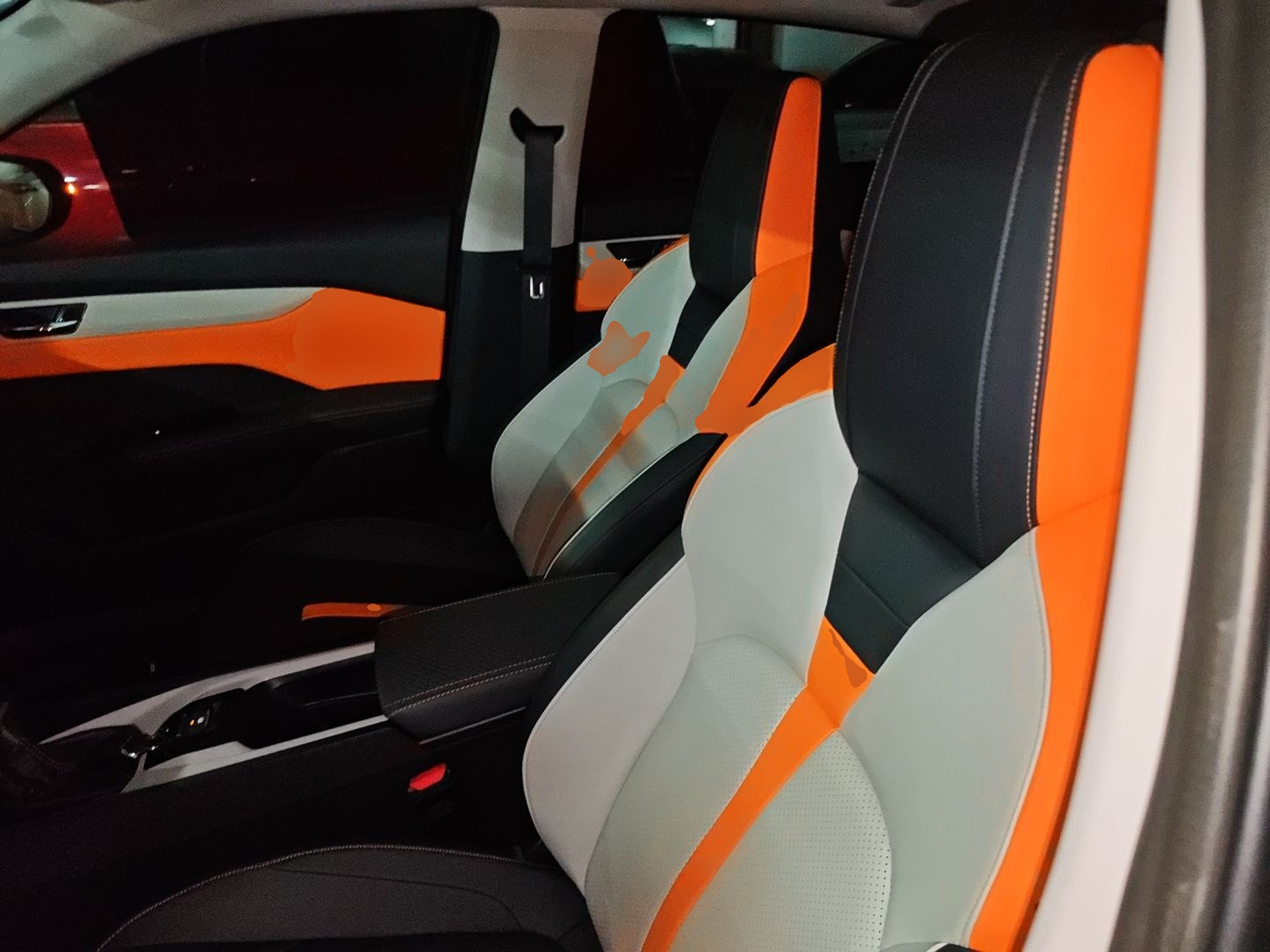 المقاعد الأمامية داخل السيارة