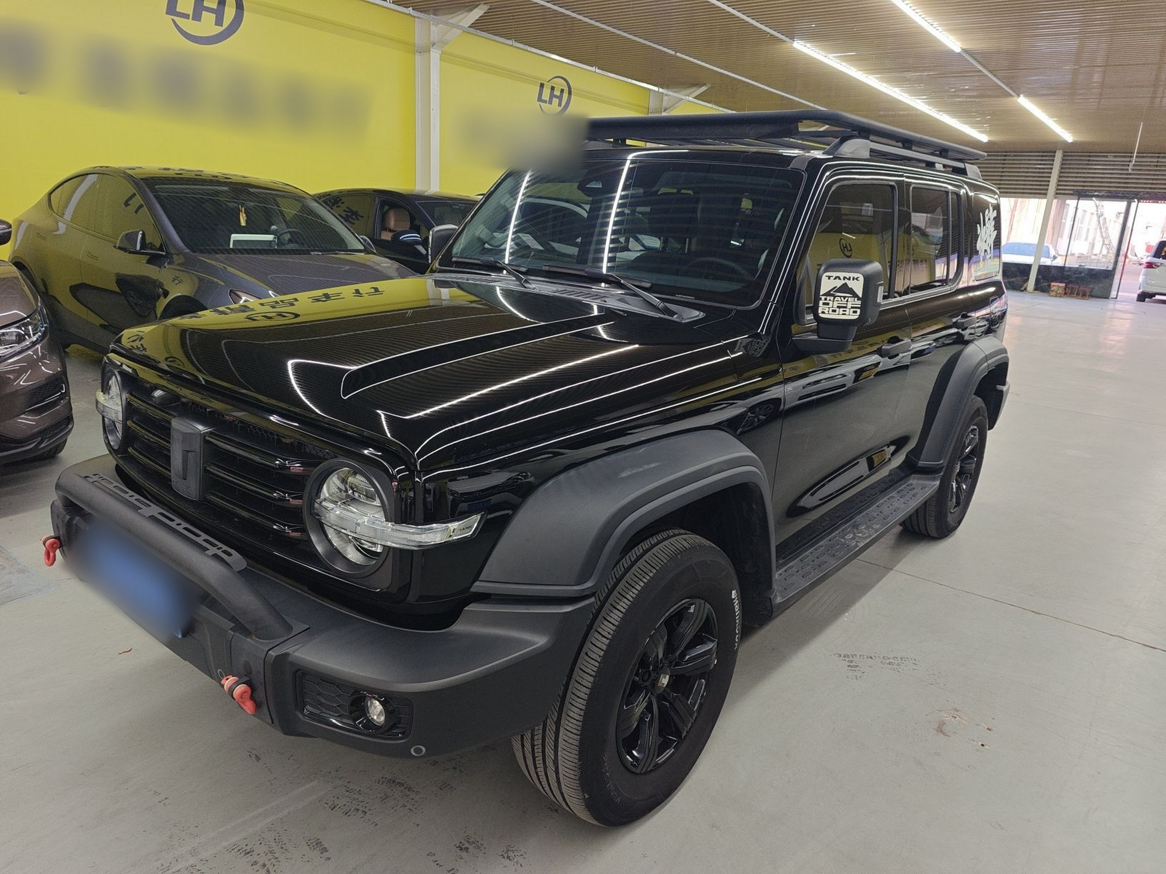 تحت مقدمة السيارة