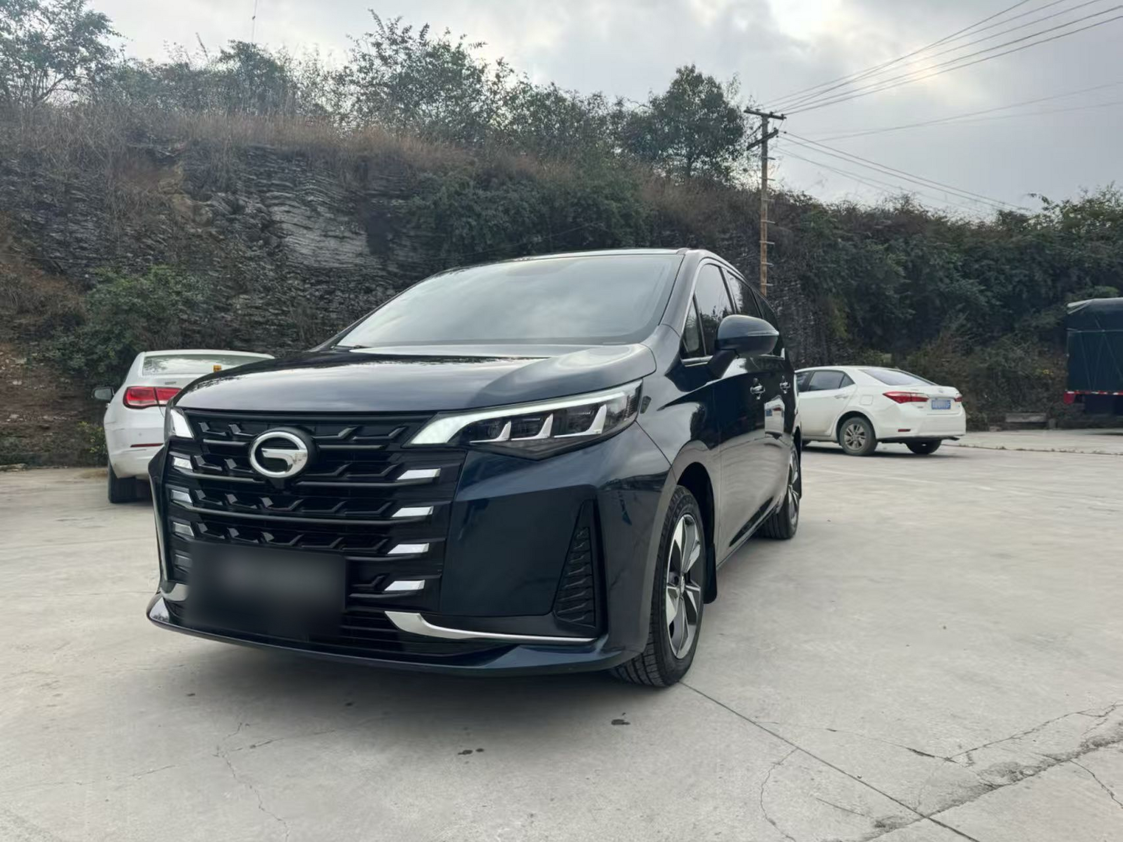 تحت مقدمة السيارة