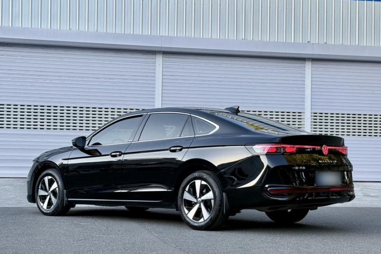 Used Volkswagen Magotan 2024 300TSI DSG Prestige Edition—A Real Eye-Catcher