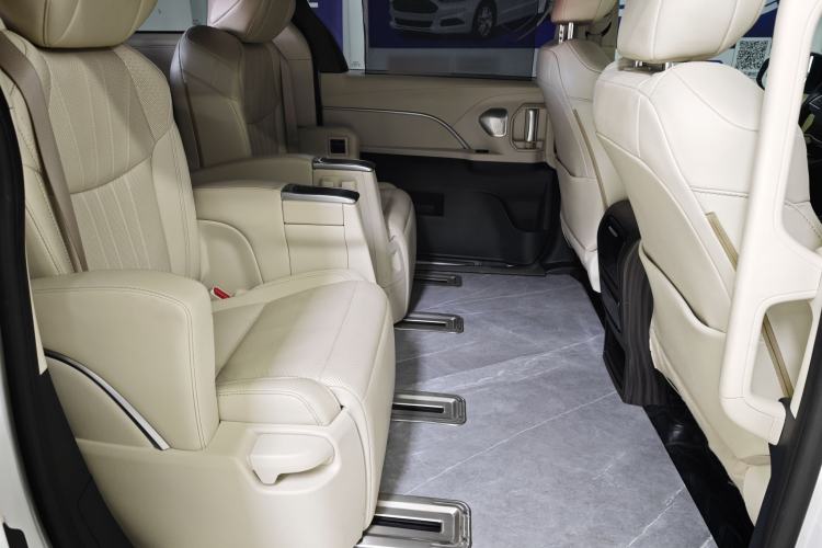 Used Toyota Sienna 2023 2.5L Hybrid Platinum Edition