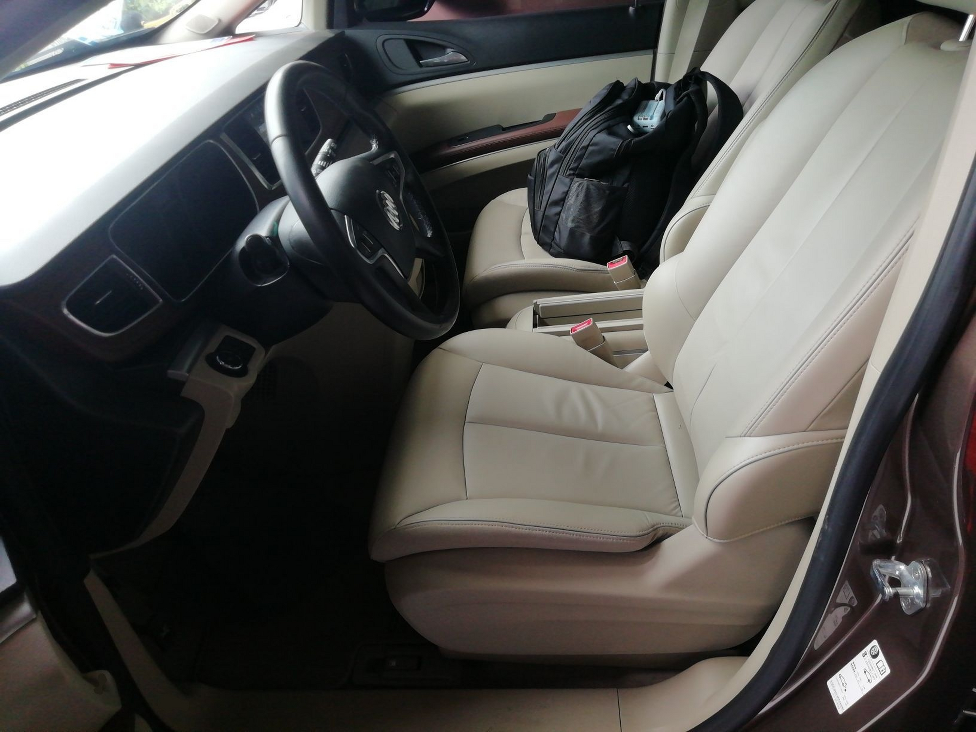 المقاعد الأمامية داخل السيارة