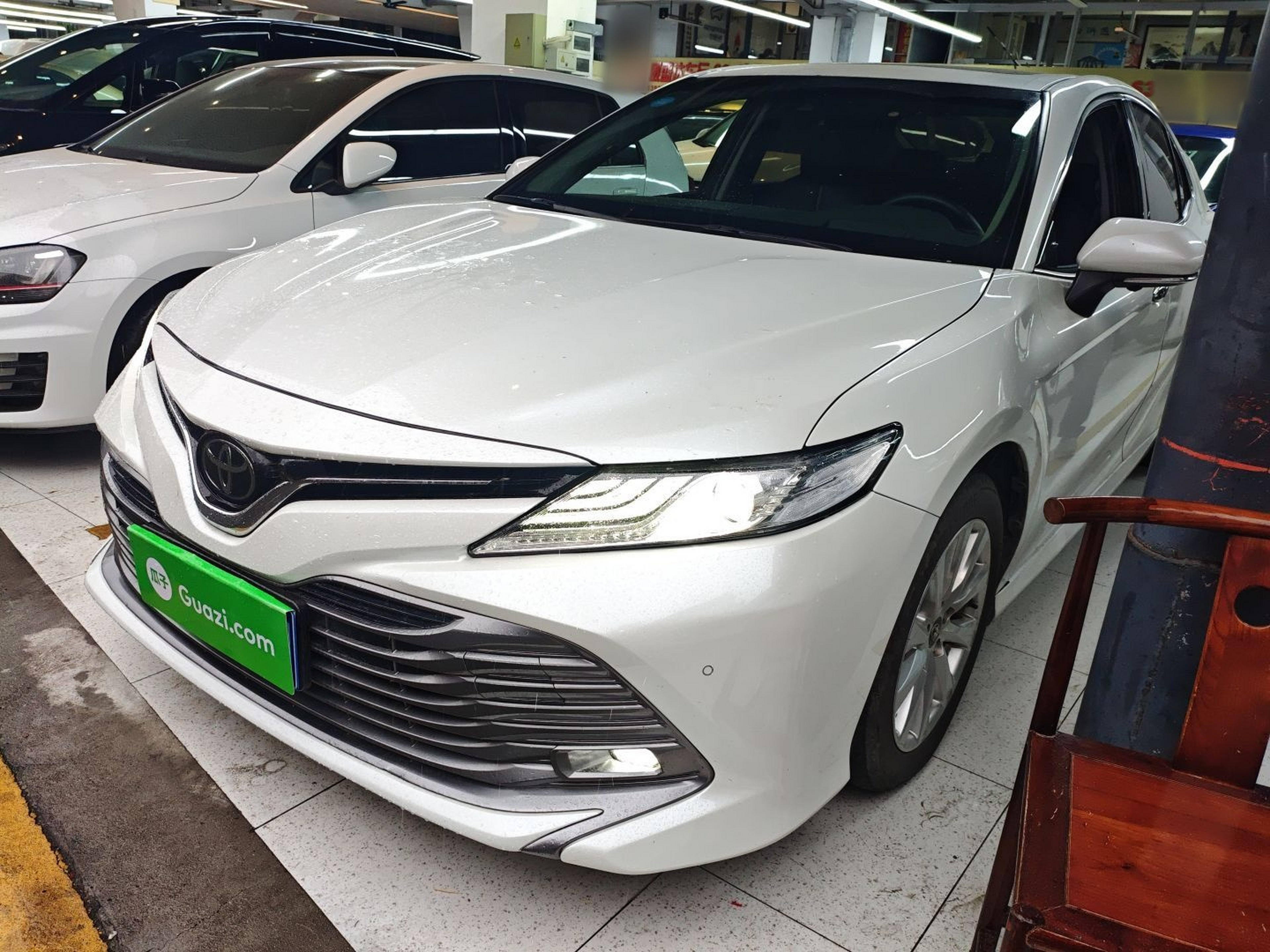 Под передней частью автомобиля