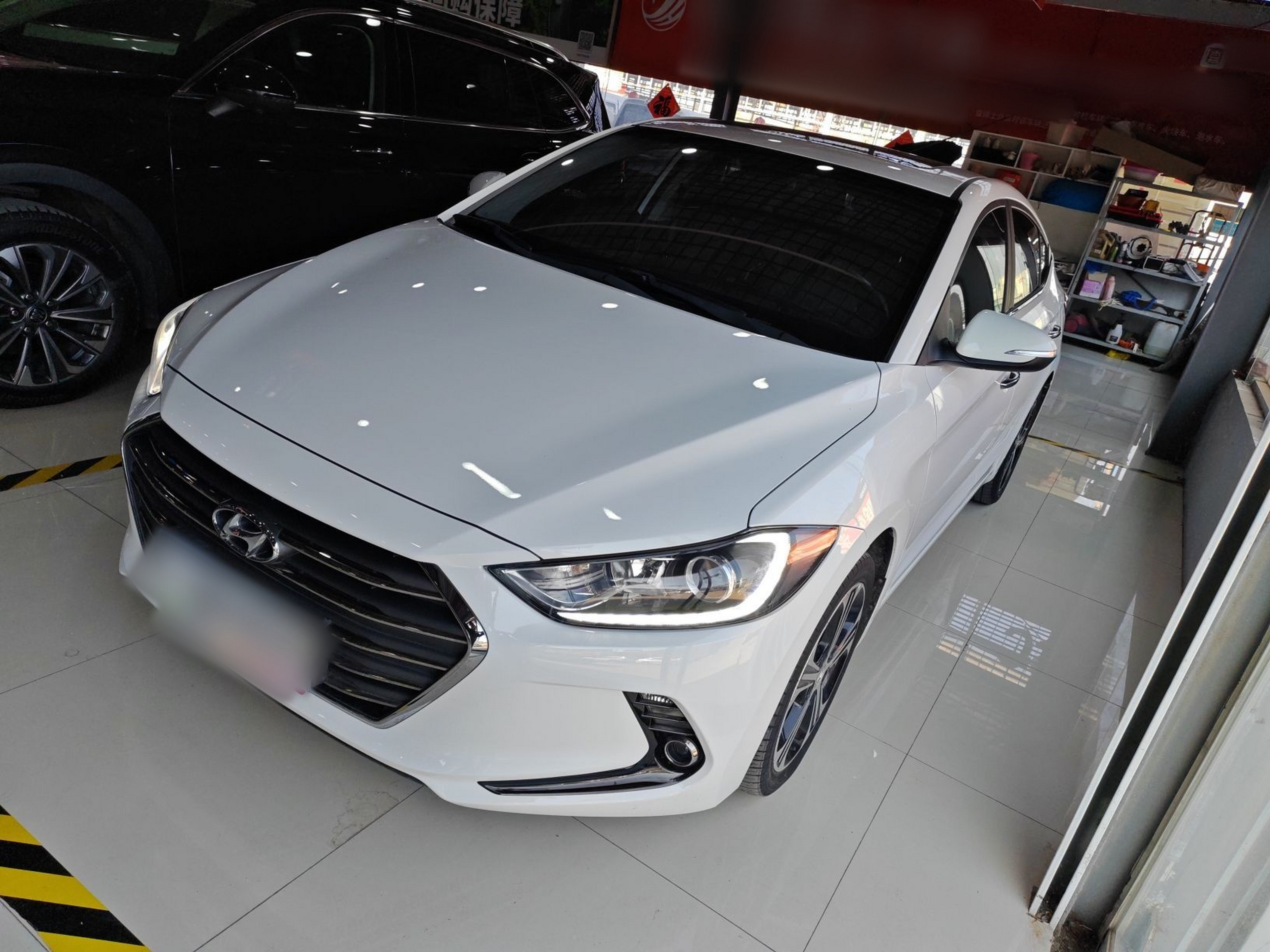 Под передней частью автомобиля