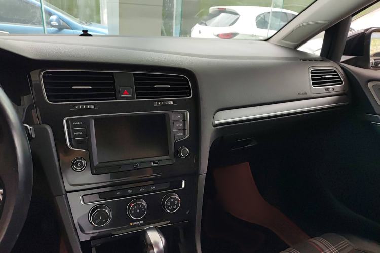 Used Volkswagen Golf 2017 1.6L Automatic Comfort Million-Vehicle Anniversary Edition
