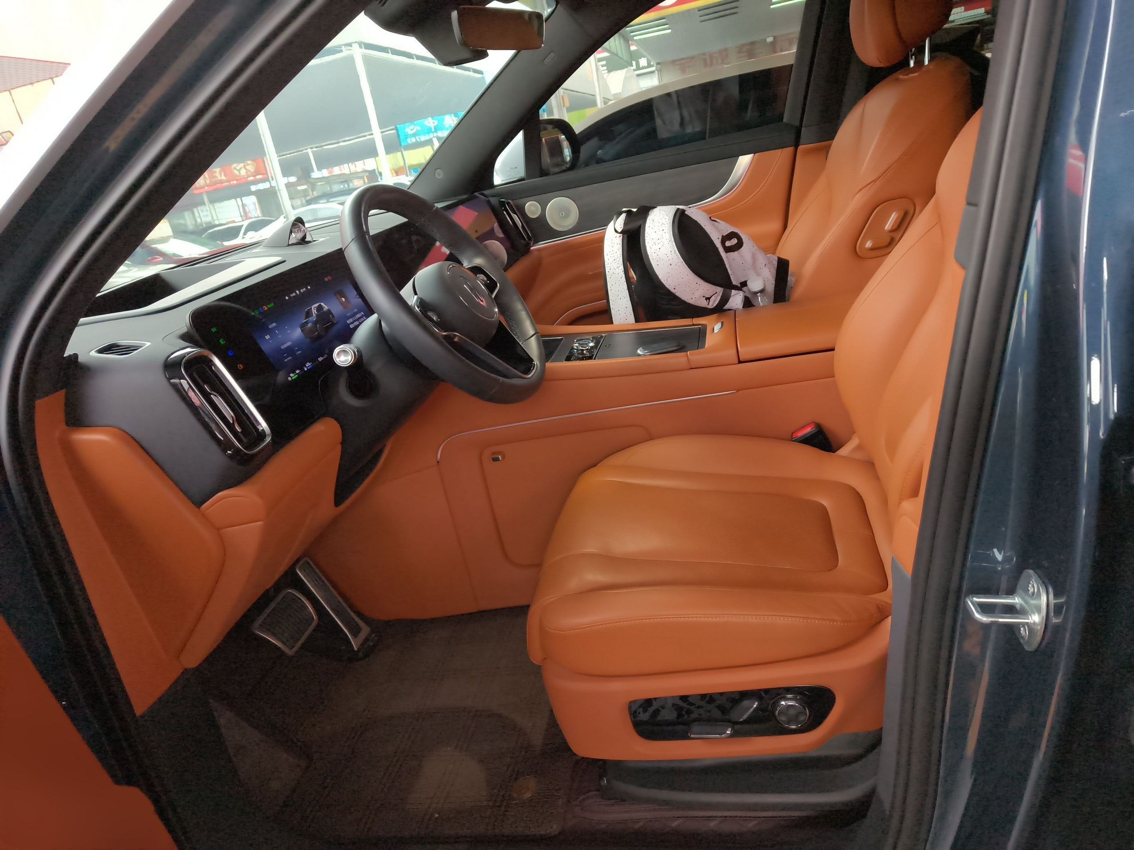 Переднее сиденье в автомобиле