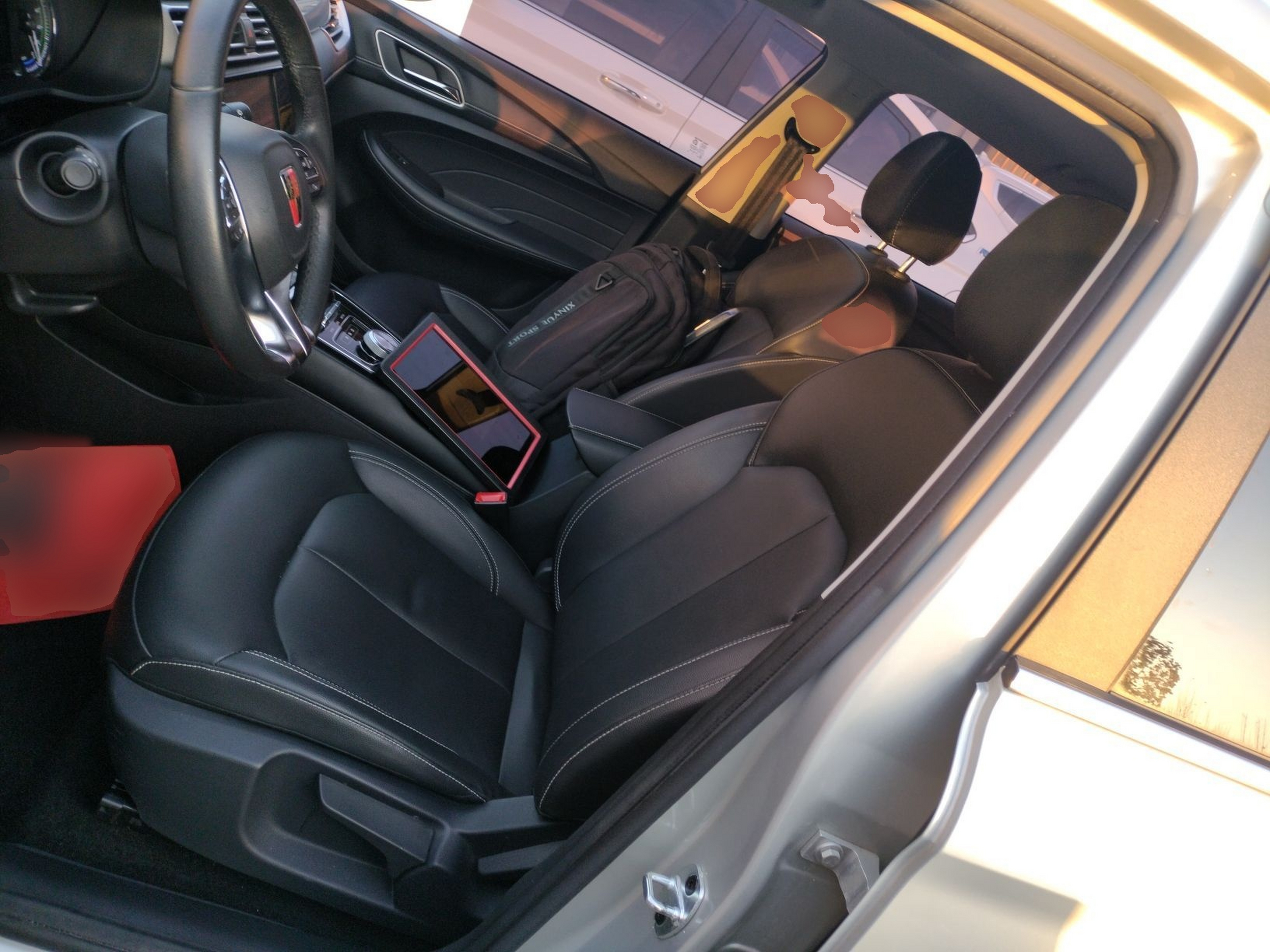 المقاعد الأمامية داخل السيارة