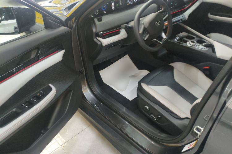 Used Changan UNI-V iDD 2024 Blue Whale Smart Electric iDD 136km Luxury Model
