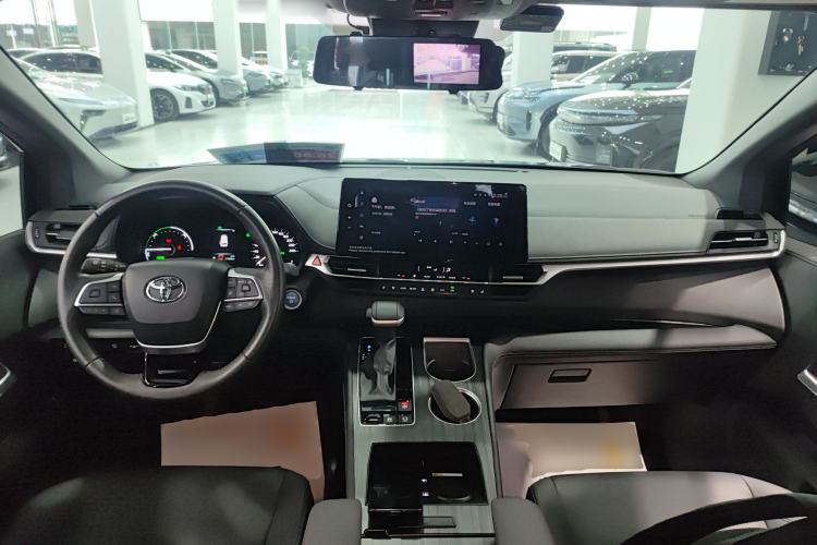 Used Toyota Sienna 2023 2.5L Hybrid Deluxe Edition
