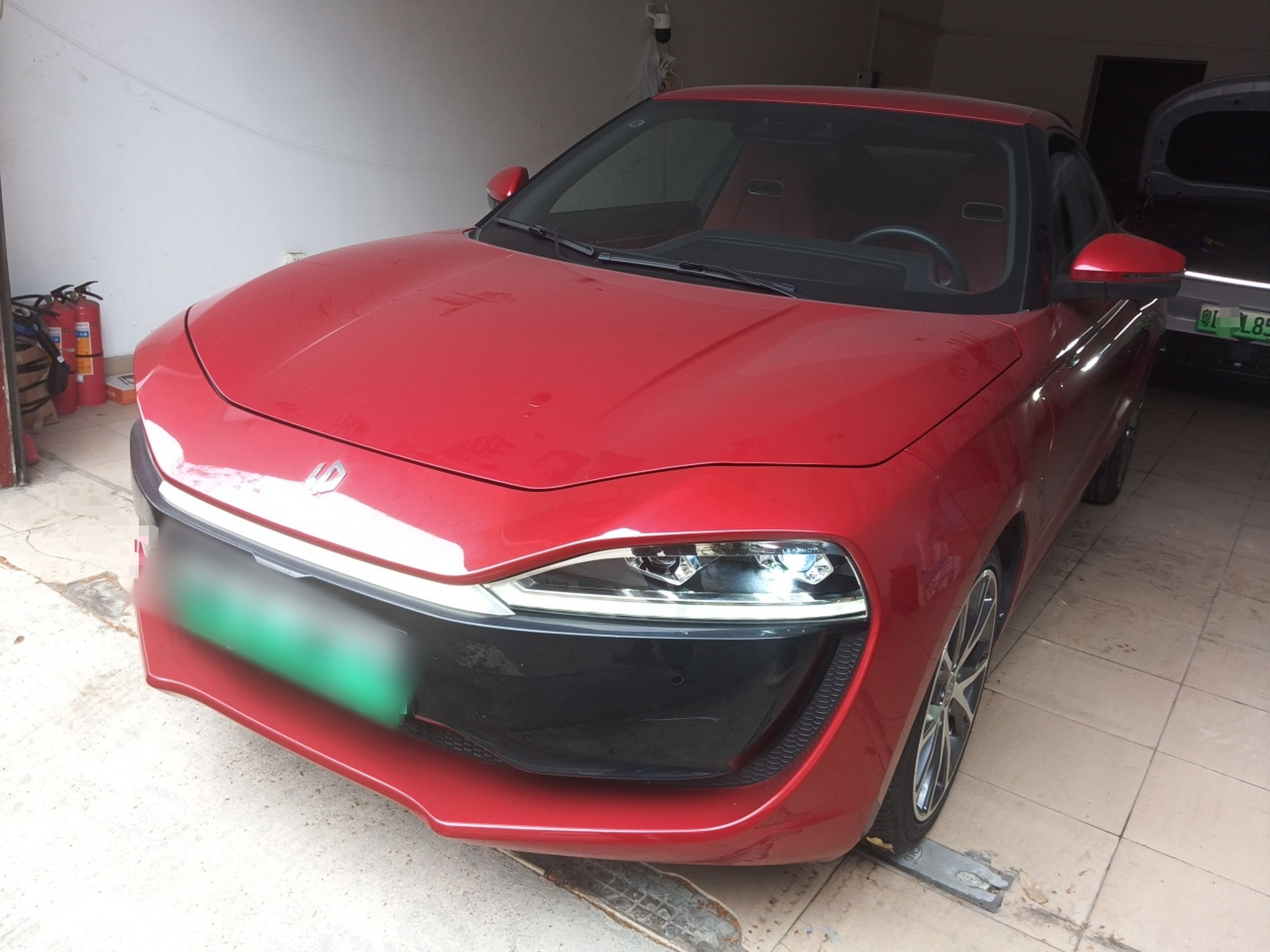 Под передней частью автомобиля