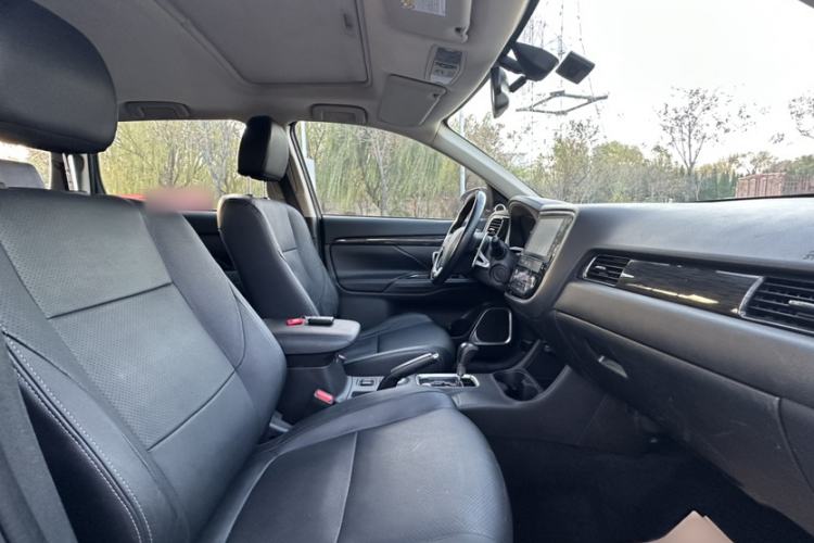 Used Mitsubishi Outlander 2016 2.4L 4x4 Luxury Edition 7-Seater
