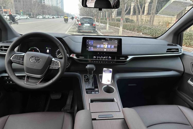 Used Toyota Granvia 2024 2.5L Hybrid Comfort Edition
