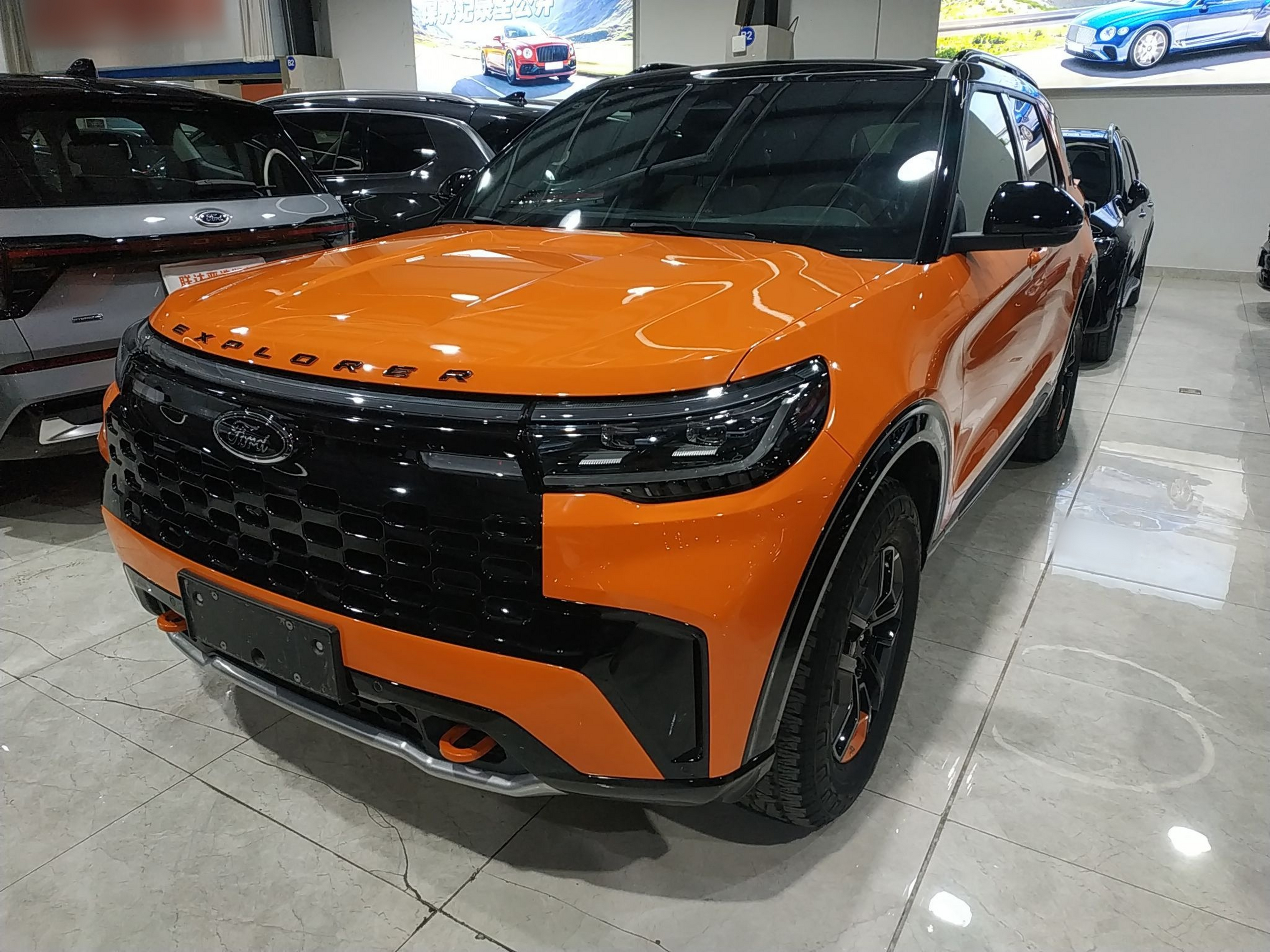 تحت مقدمة السيارة