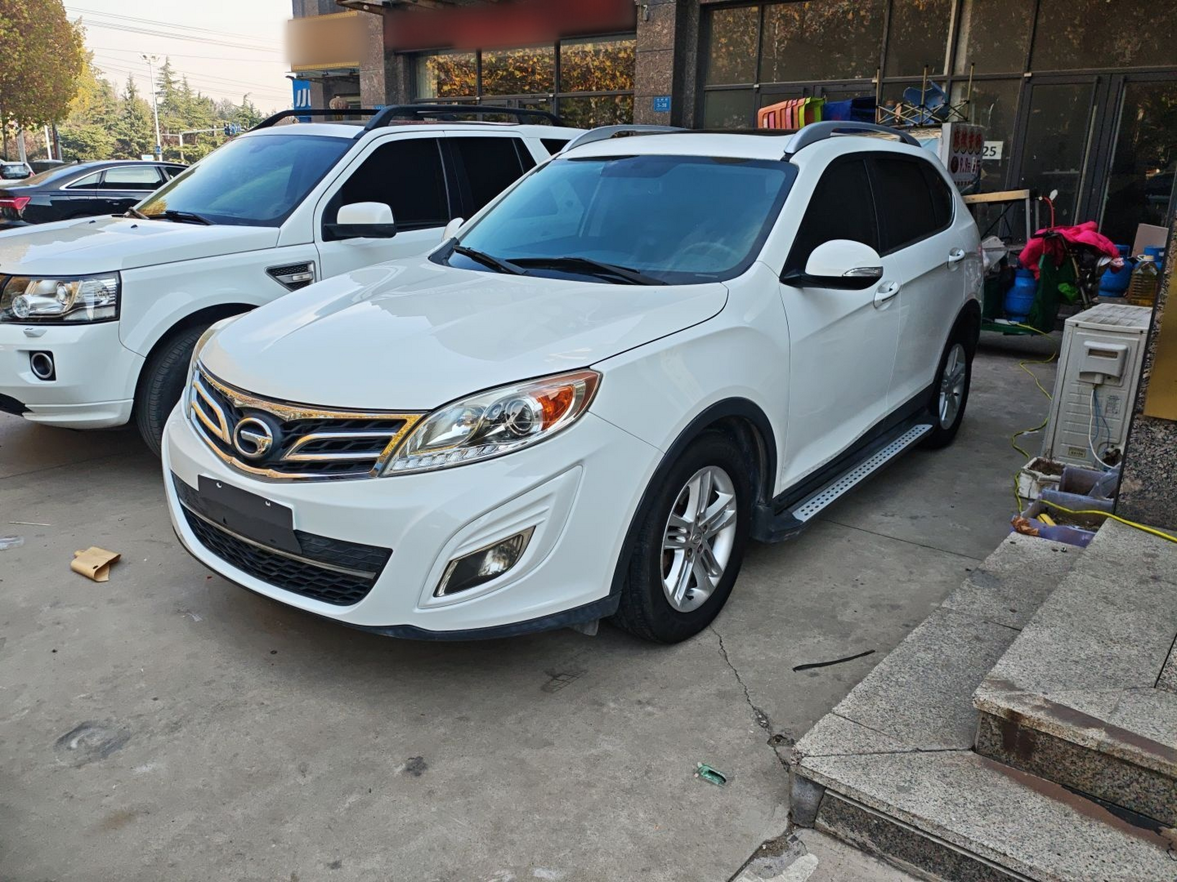 Под передней частью автомобиля