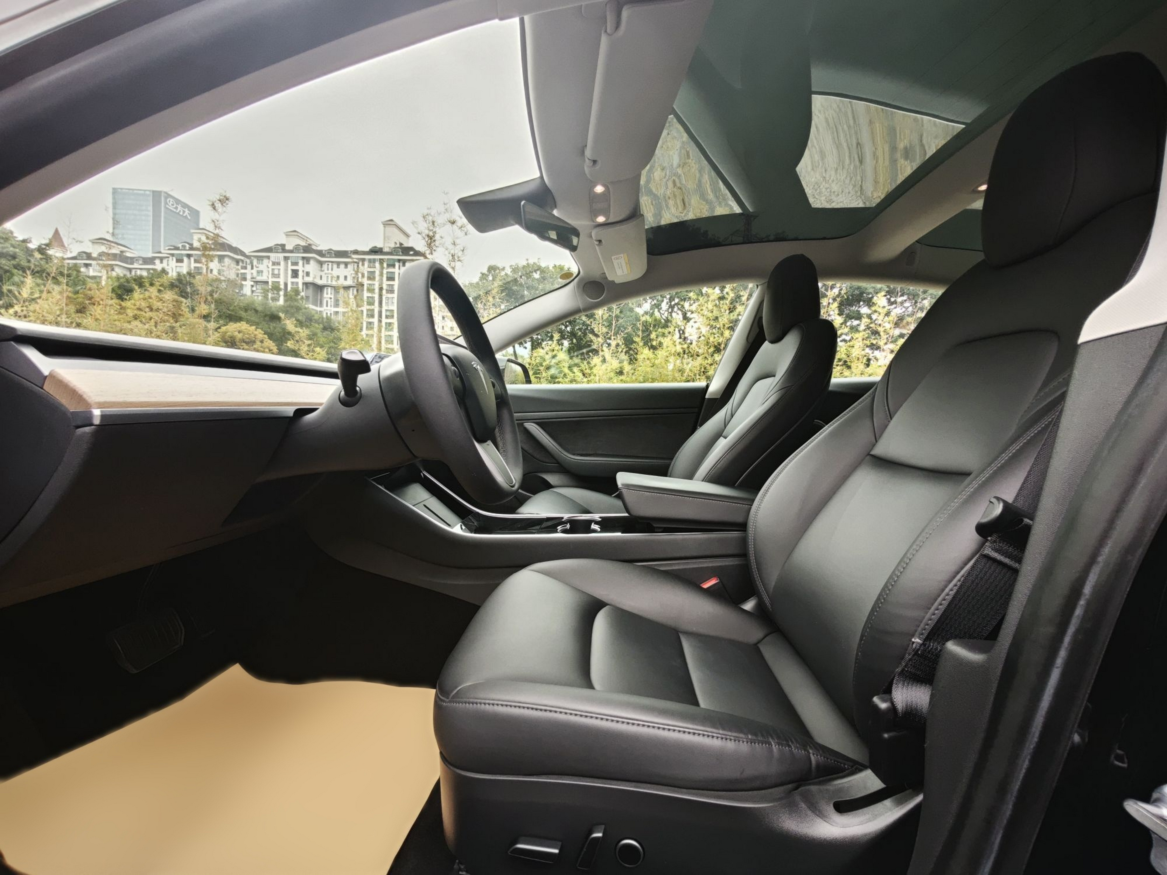 المقاعد الأمامية داخل السيارة