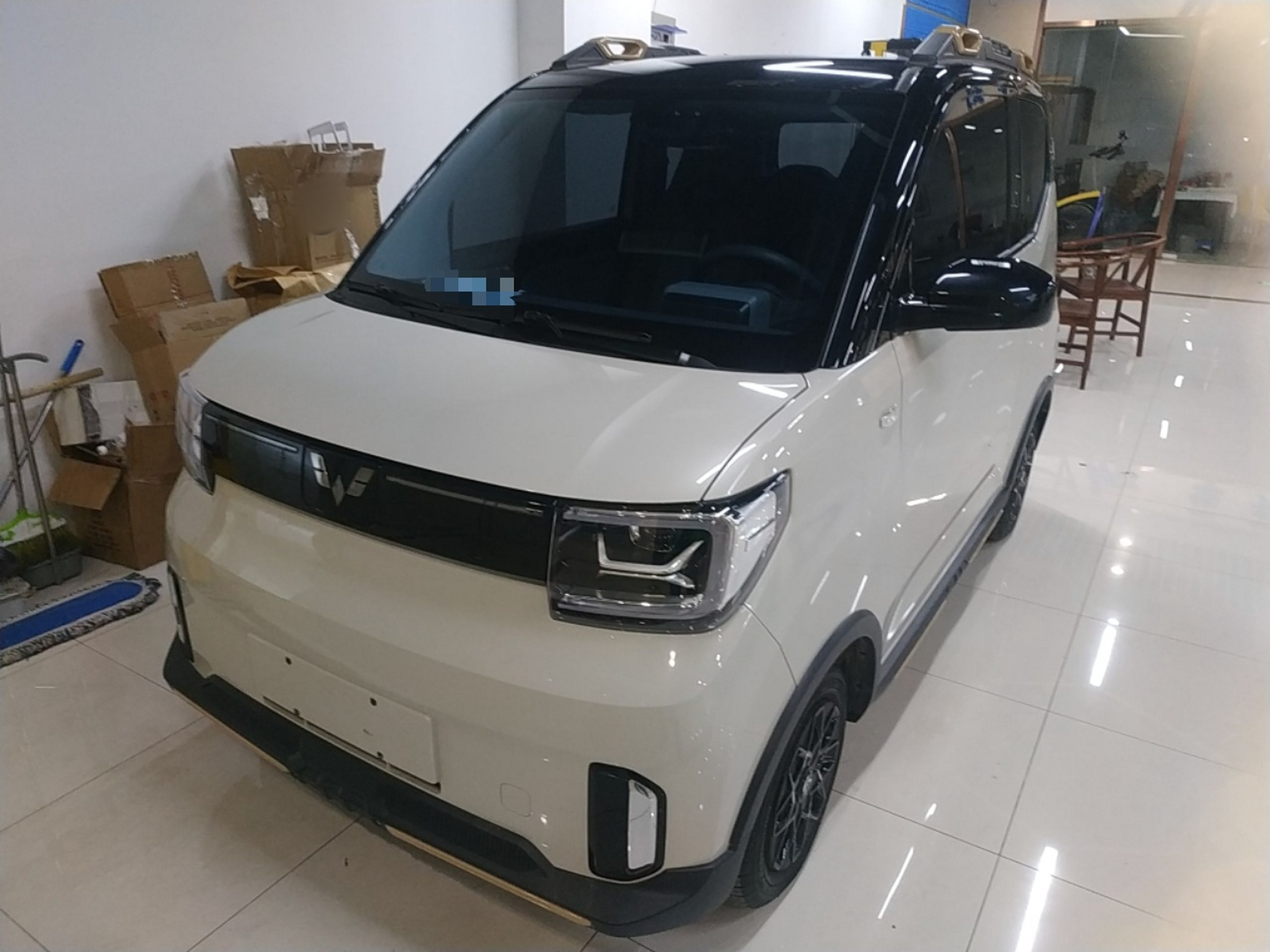 تحت مقدمة السيارة