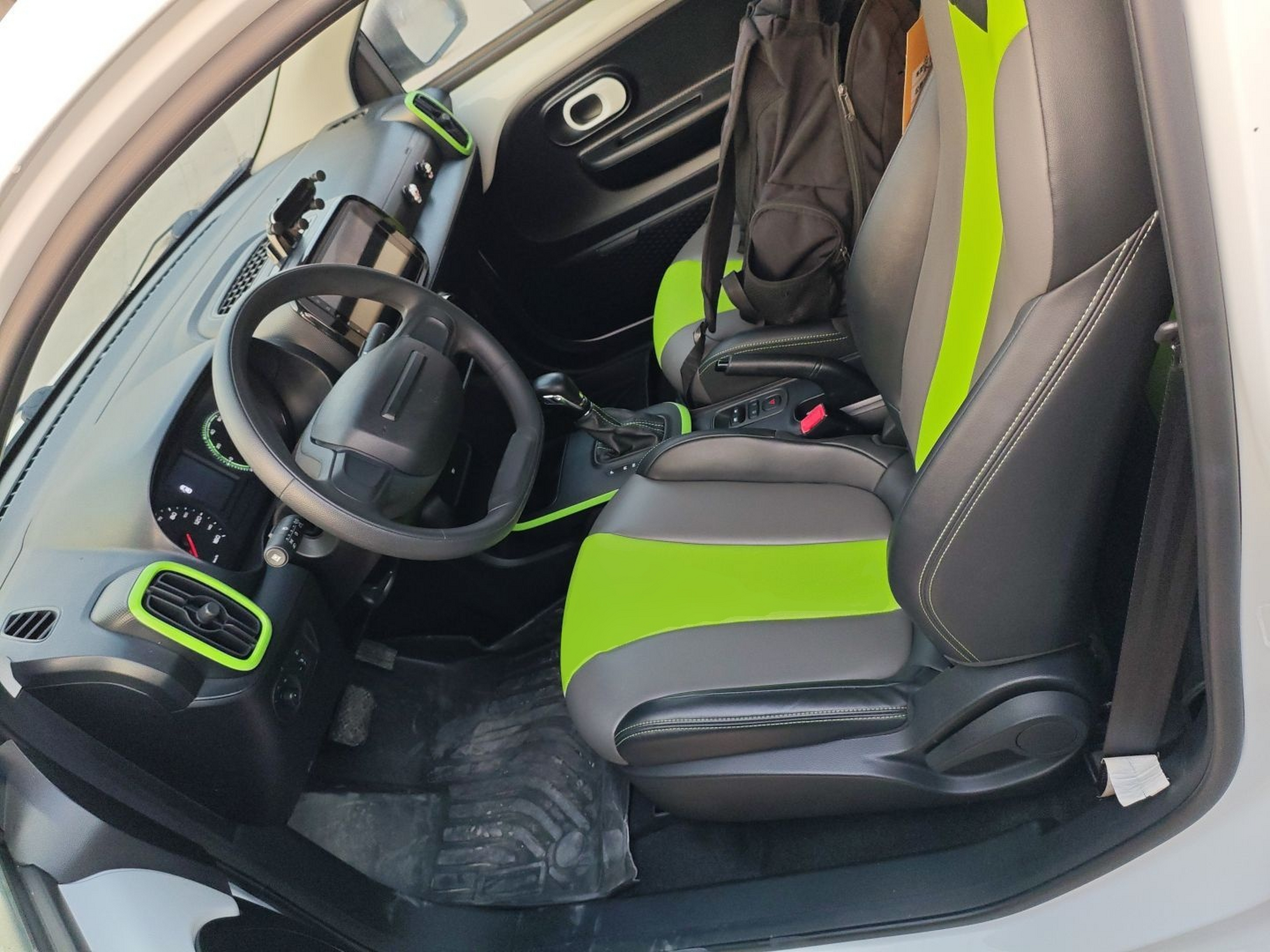 Переднее сиденье в автомобиле