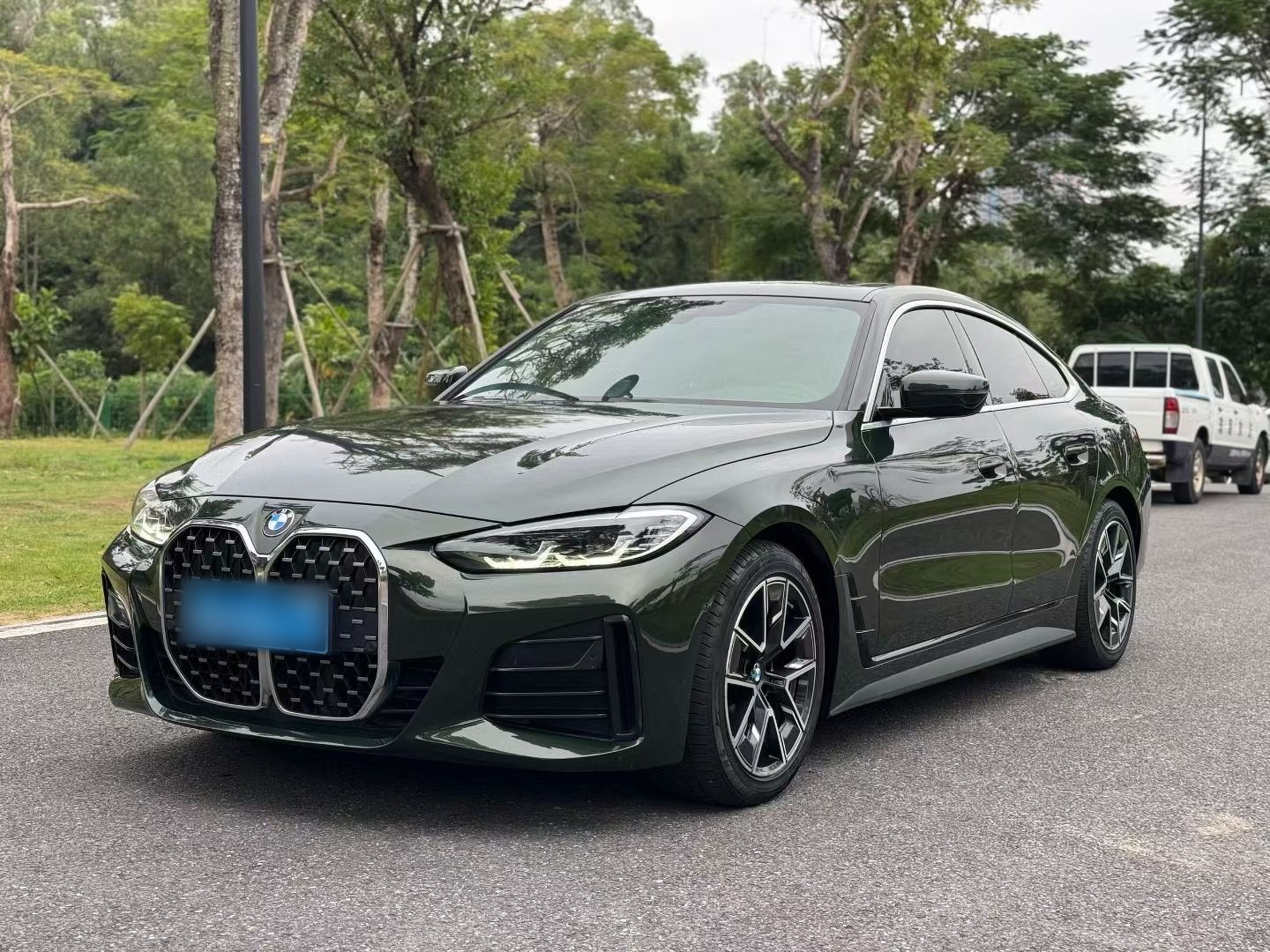 Под передней частью автомобиля