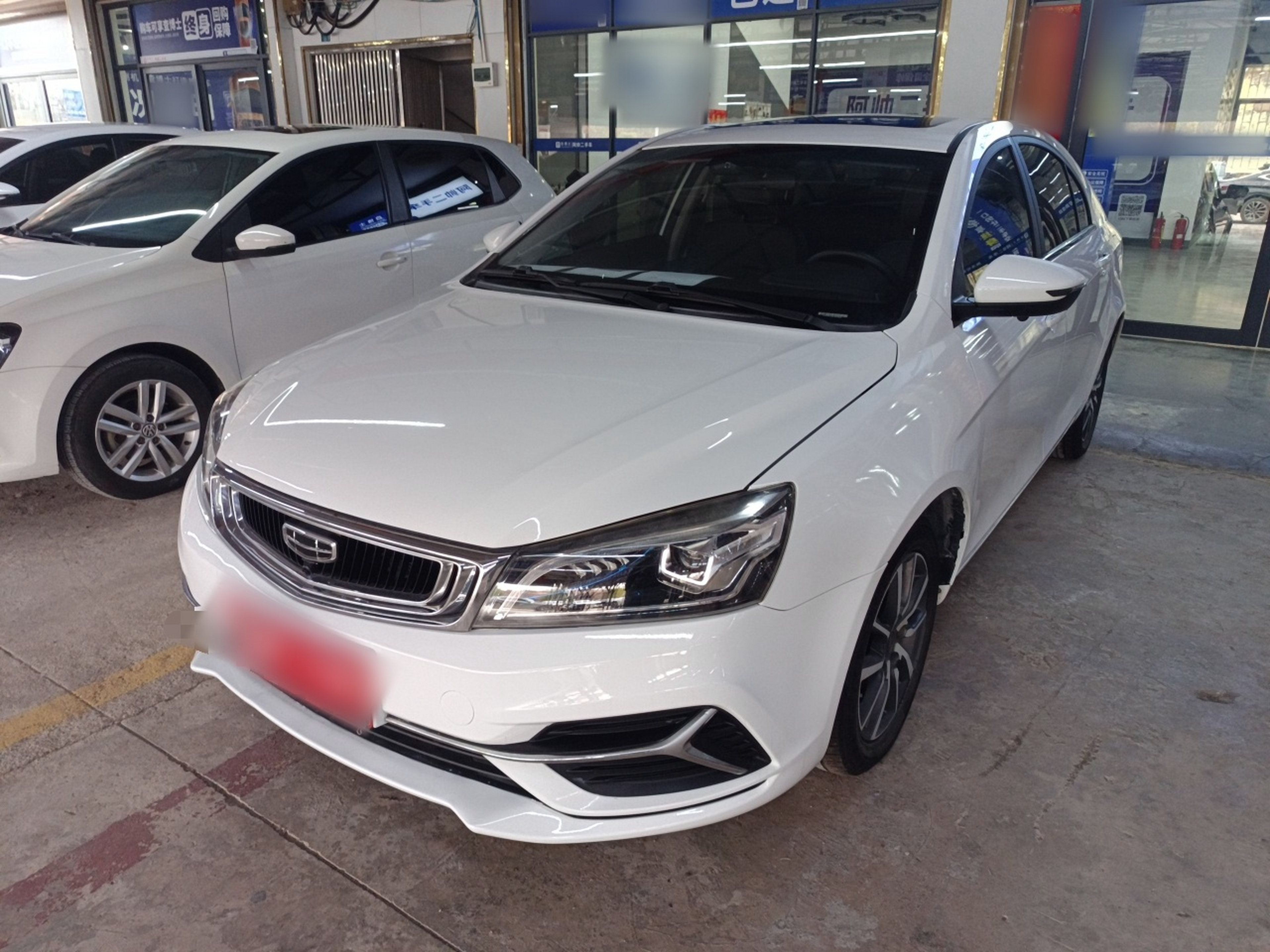 تحت مقدمة السيارة