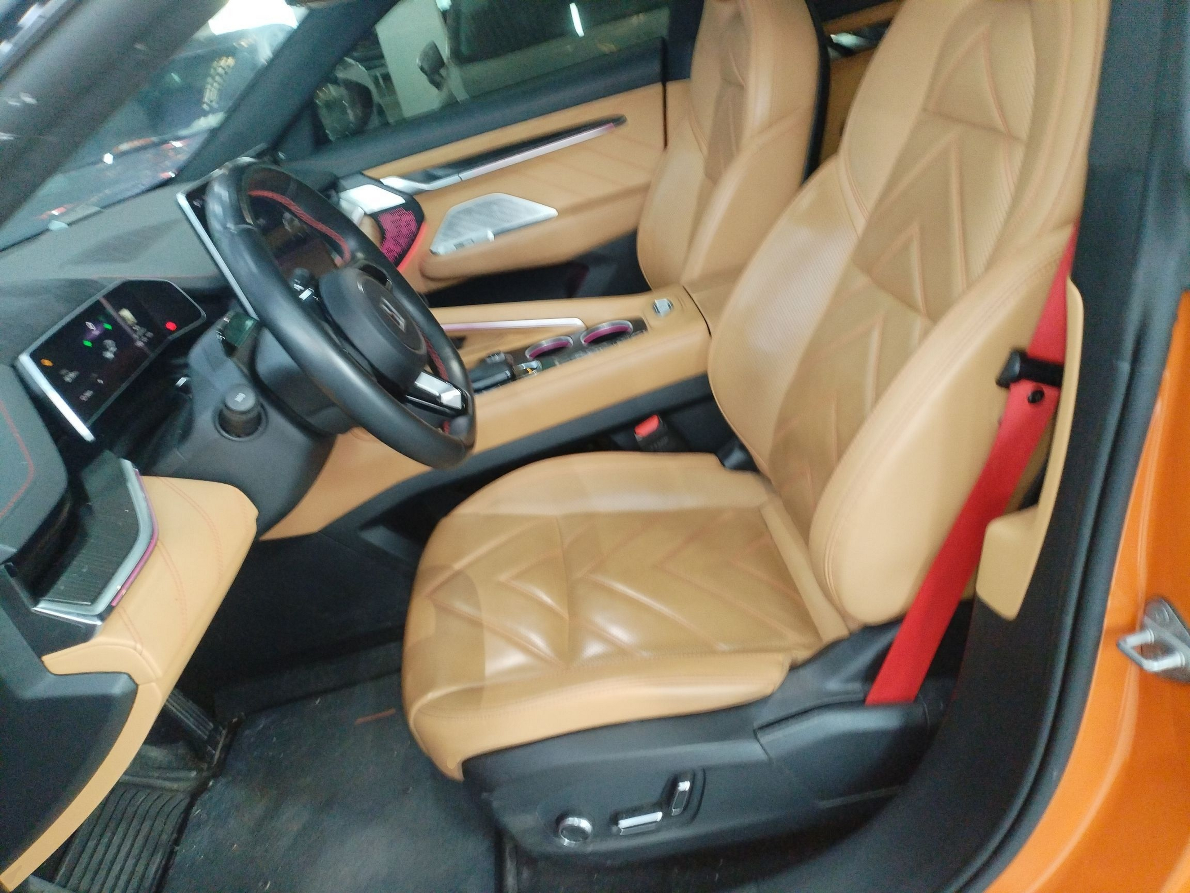 المقاعد الأمامية داخل السيارة