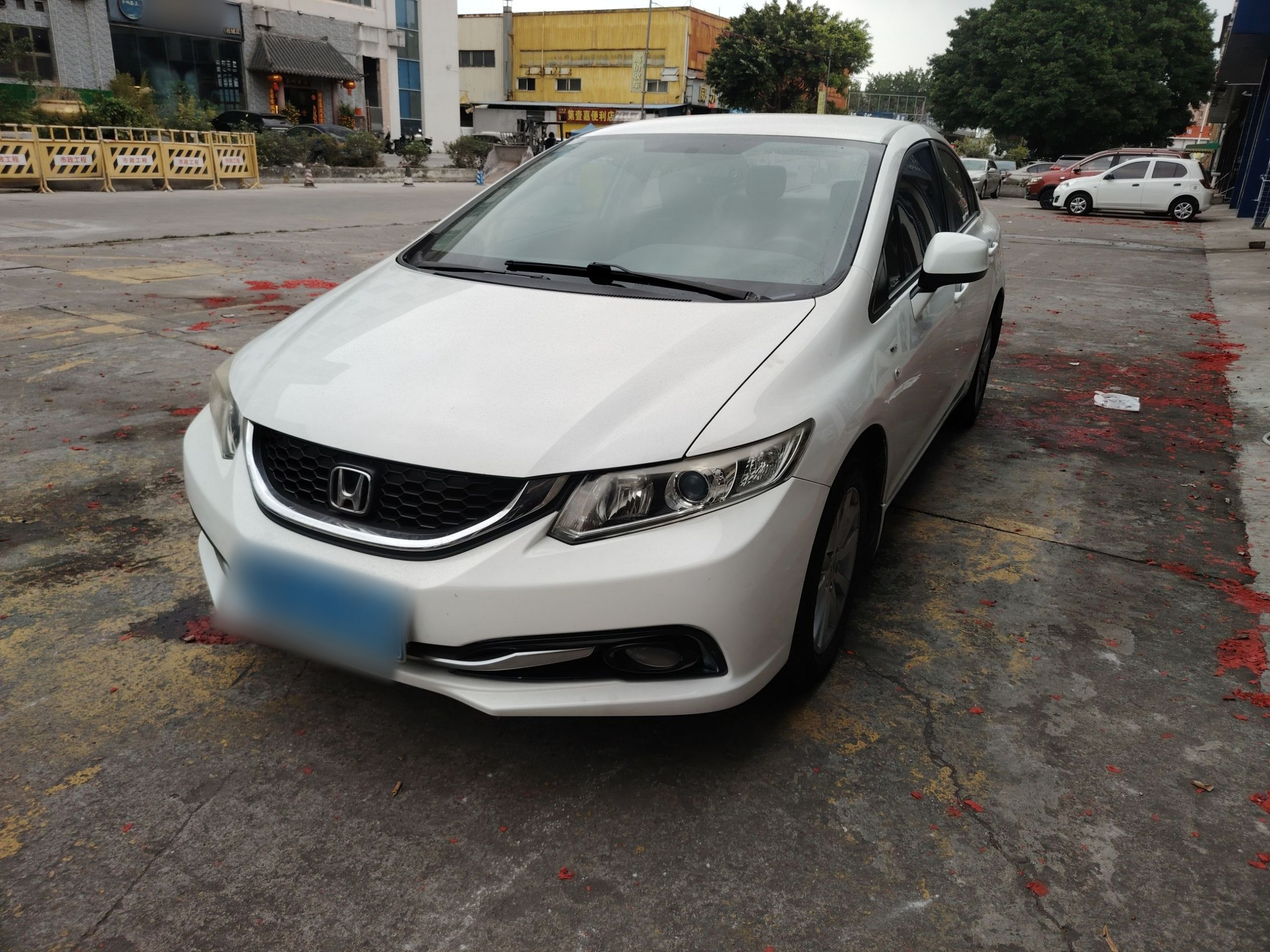 تحت مقدمة السيارة