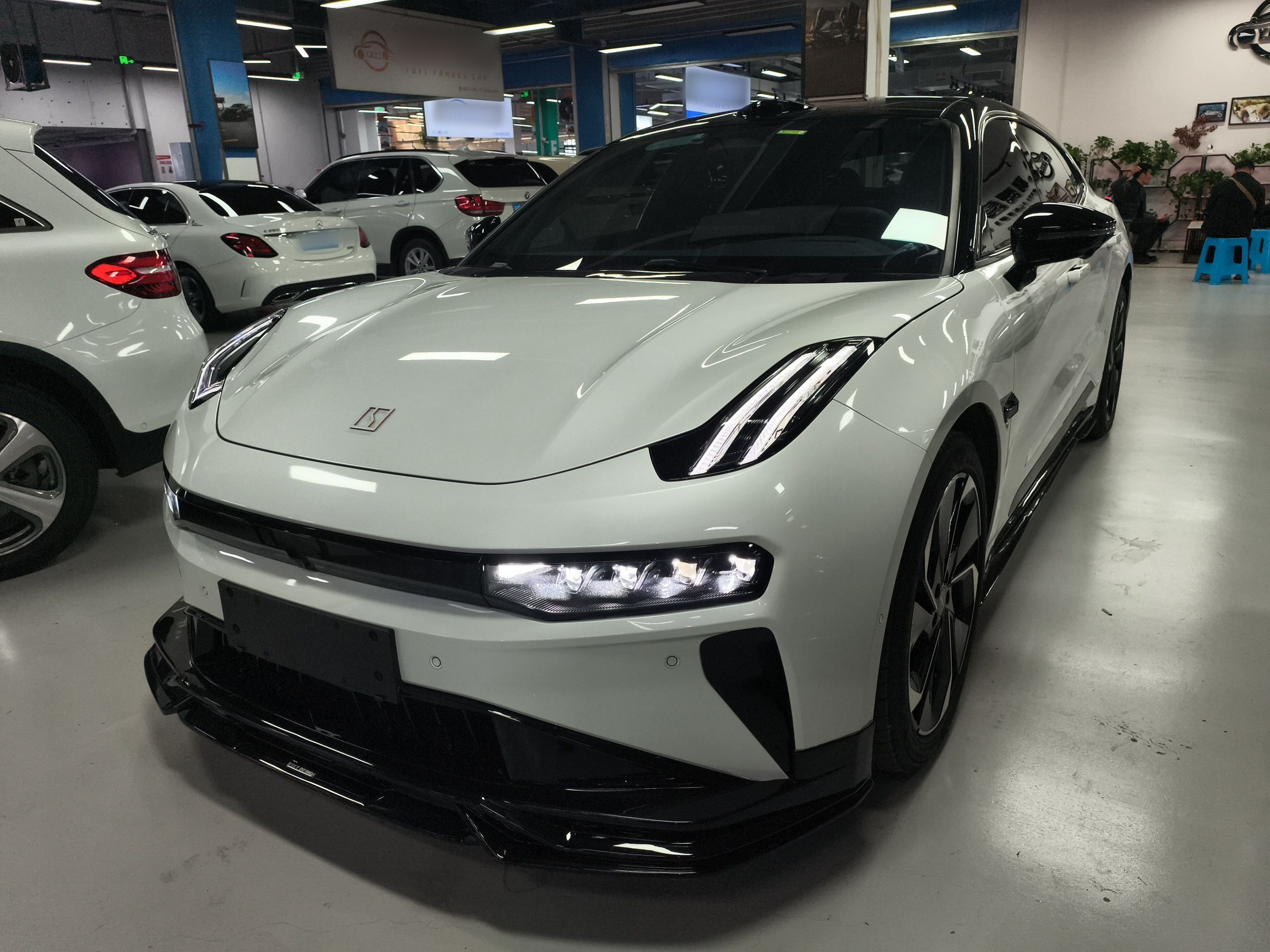 Под передней частью автомобиля