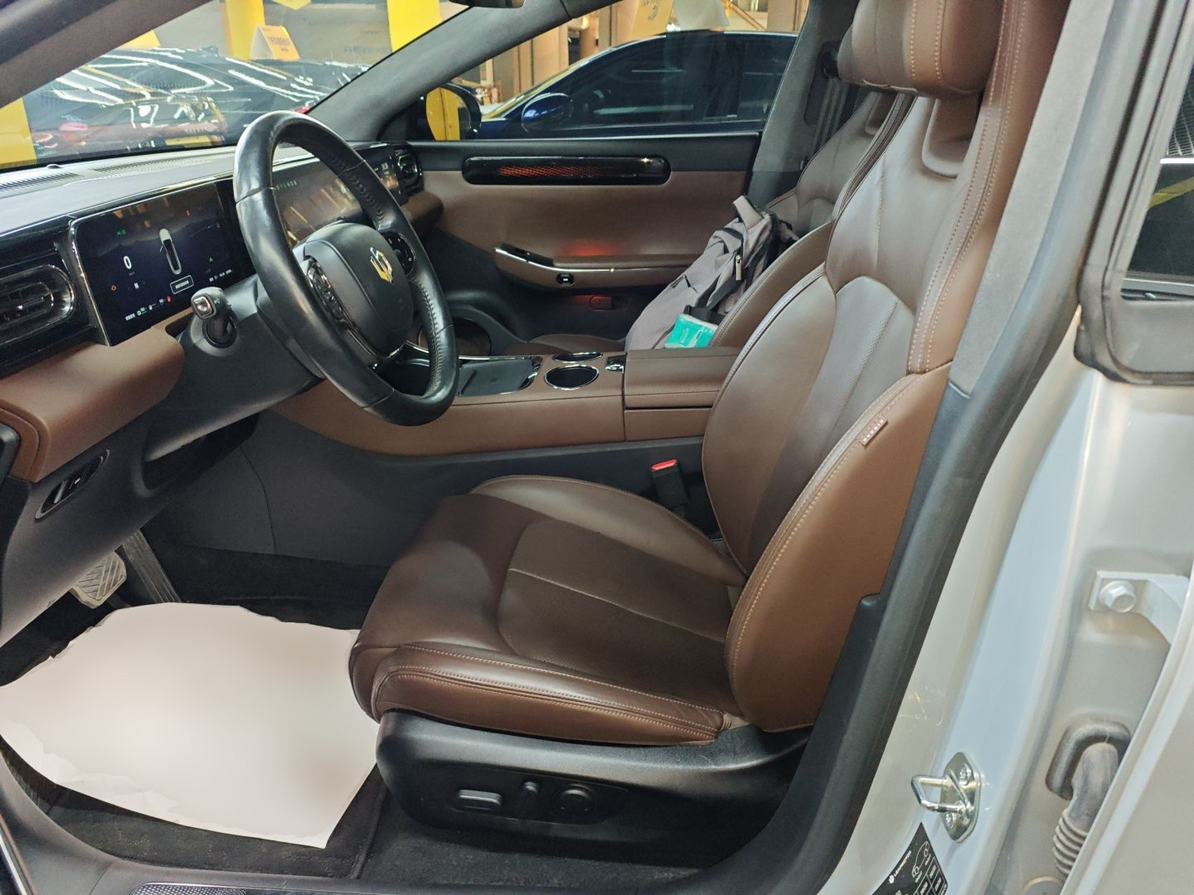 Переднее сиденье в автомобиле