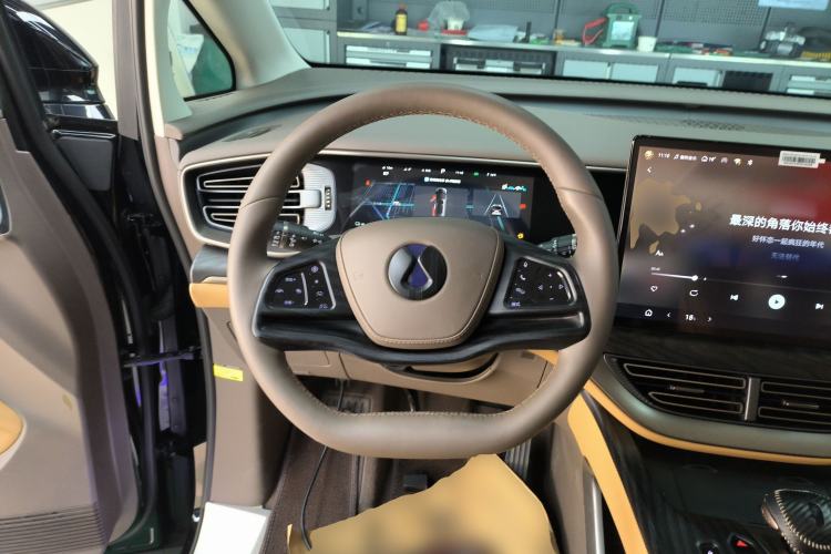 Used Denza D9 2022 DM-i 1040 Prestige Model
