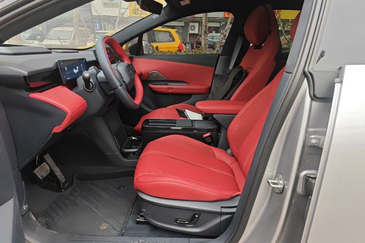 Used Lynk & Co Z20 2026 Model 530km Rear-Wheel Drive Max—Sunrise Red Edition
